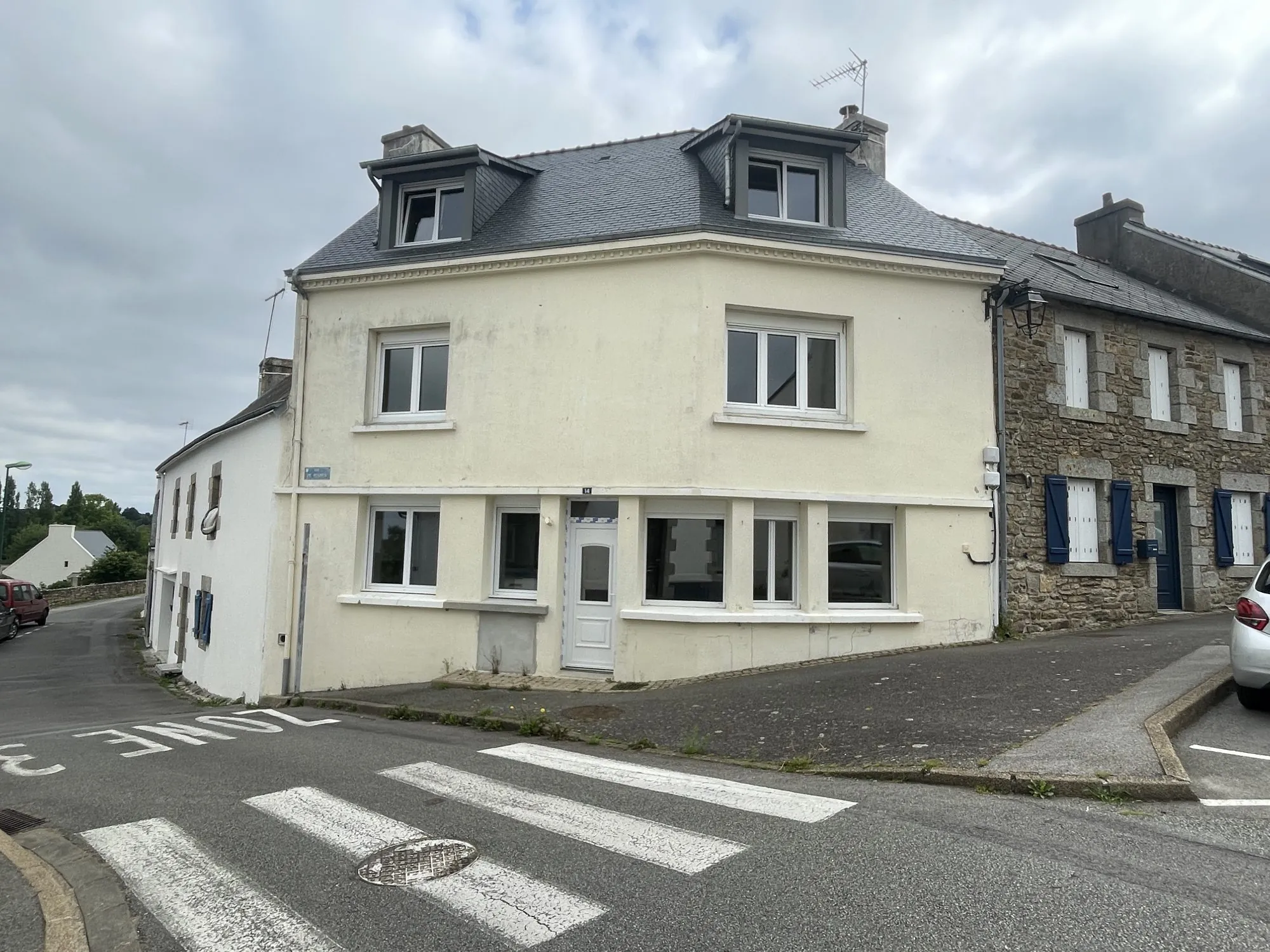 Maison à rénover au centre de Riec-sur-Bélon avec toiture neuve et isolation