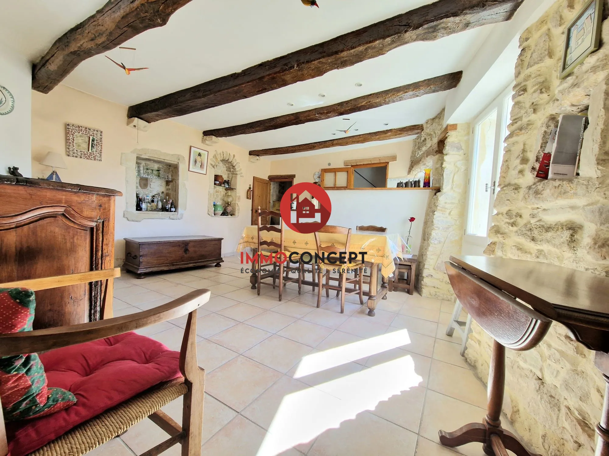 Charmante maison de village avec terrasse et garage à Saint-Marcel-de-Careiret 