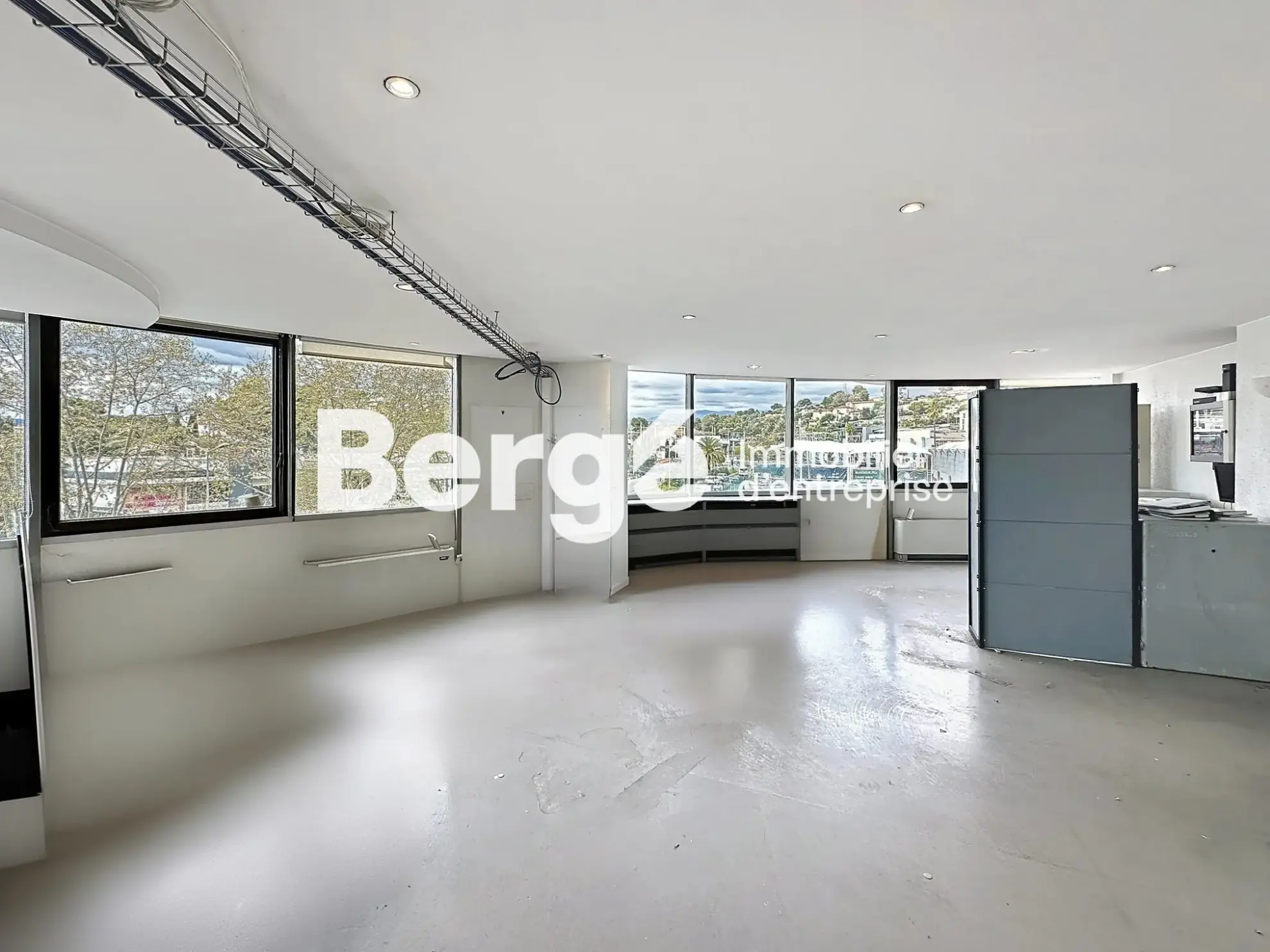 Bureaux lumineux de 98 m² à vendre au Cannet avec parking privé 