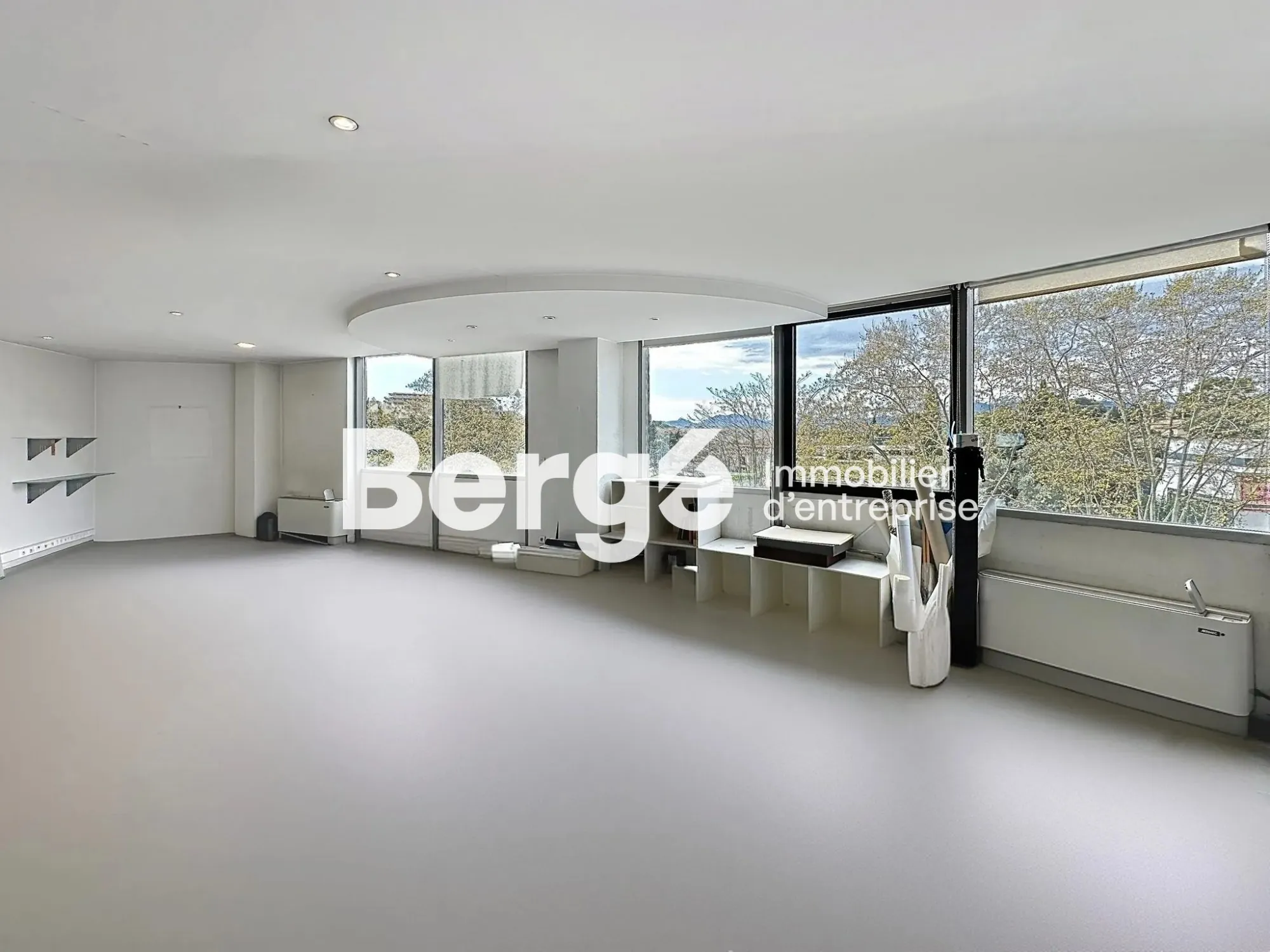Bureaux lumineux de 98 m² à vendre au Cannet avec parking privé