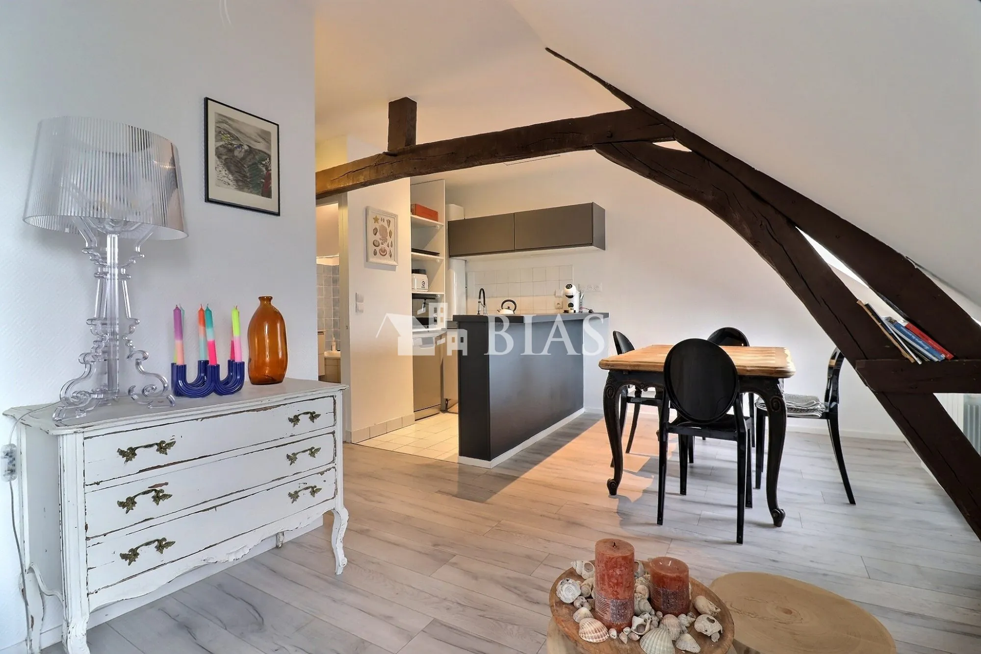 Appartement en duplex à vendre à Honfleur, charme authentique, 2 pièces et cuisine ouverte