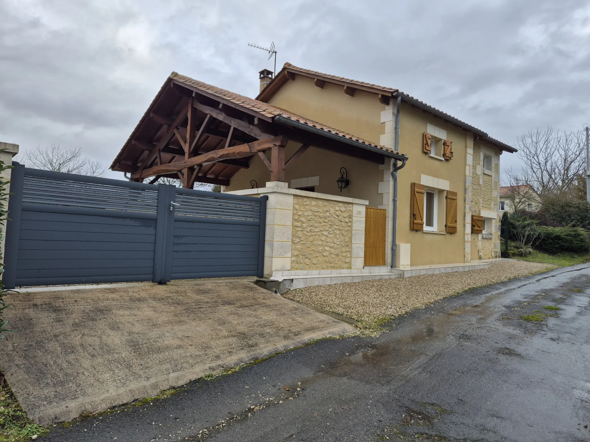 Maison rénovée de 90m² avec 2 chambres et terrain plat à Tocane, Dordogne
