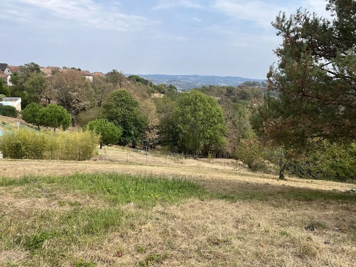 Terrain à bâtir de 1241 m² à Brive avec vue dégagée - Idéal pour votre maison