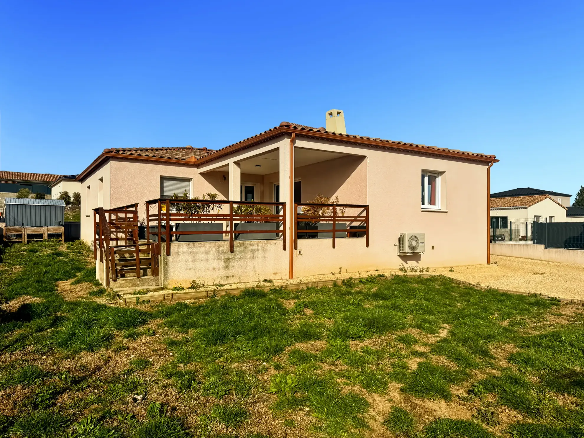 Villa récente de plain-pied avec terrasse, garage et jardin à Lavilledieu