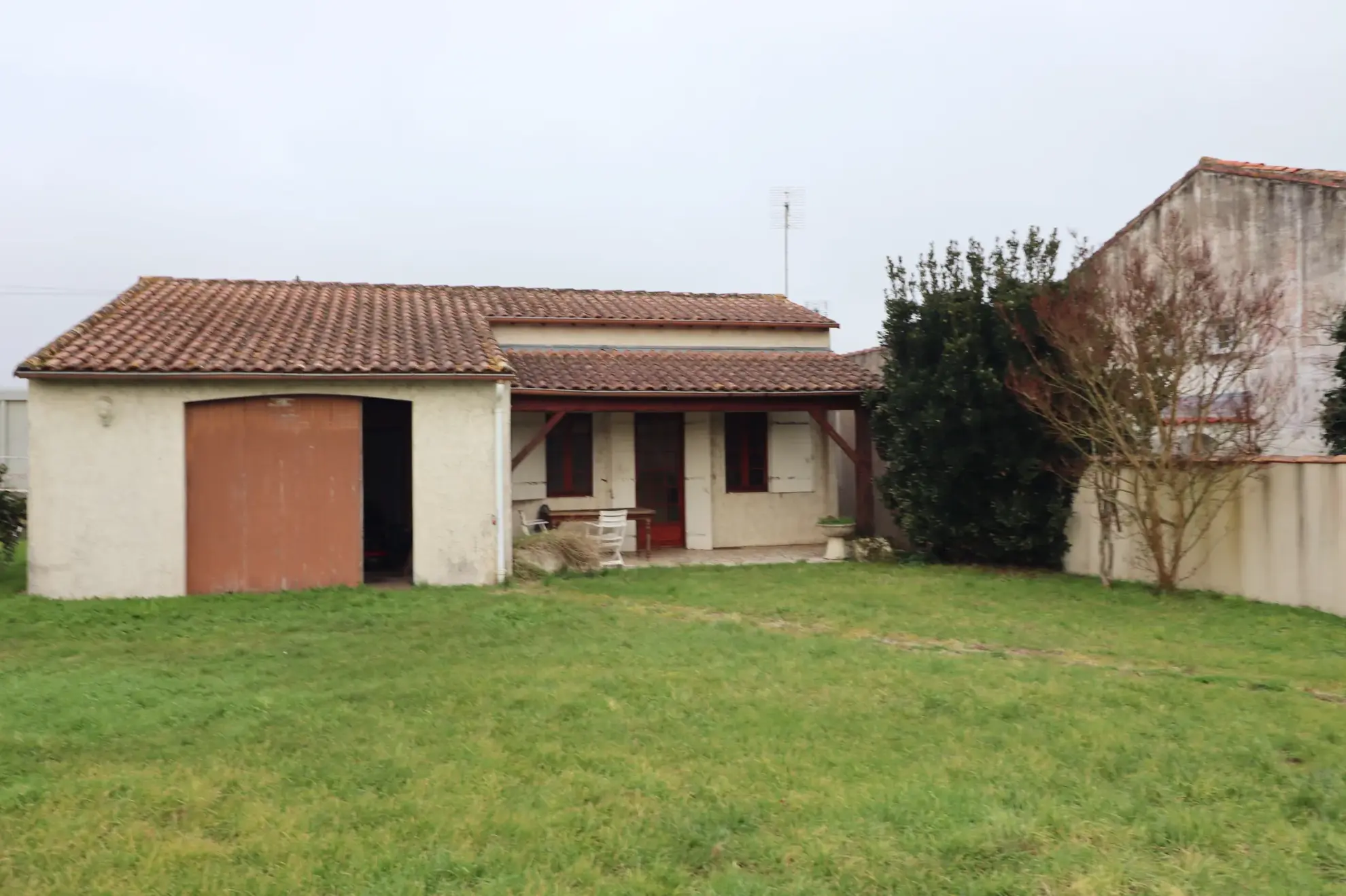 Maison à rénover en Charente-Maritime près de Royan avec jardin et garage