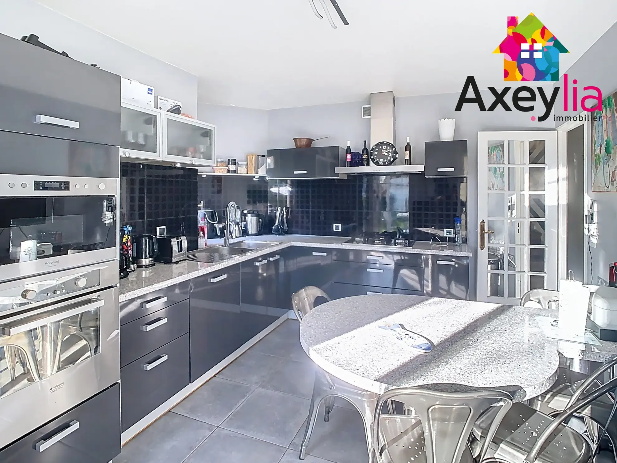 Maison familiale avec piscine à Villerest - 118 m², 3 chambres, garage et jardin