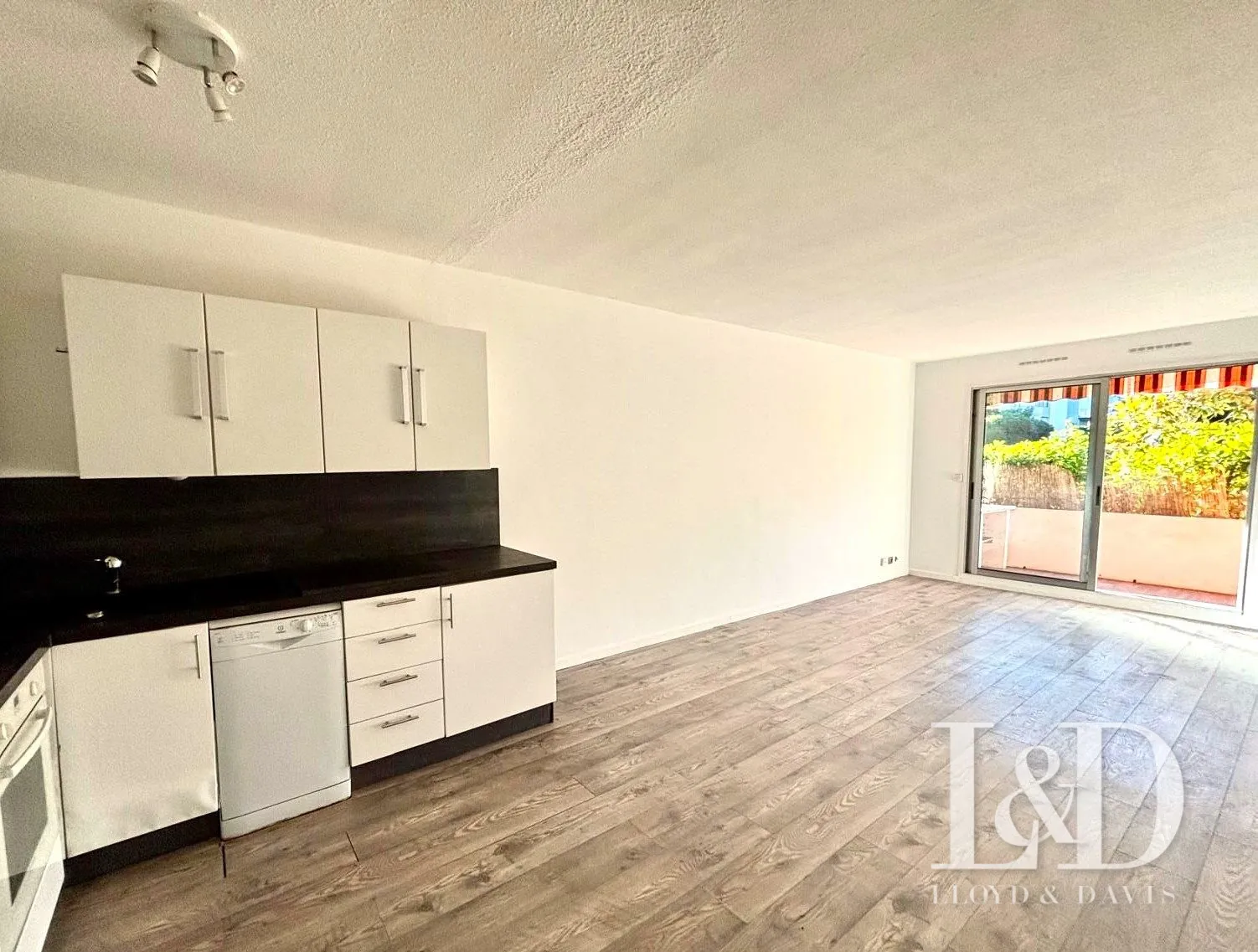 Appartement 2 pièces de 45 m² avec terrasse, cave et parking à Mandelieu-la-Napoule 