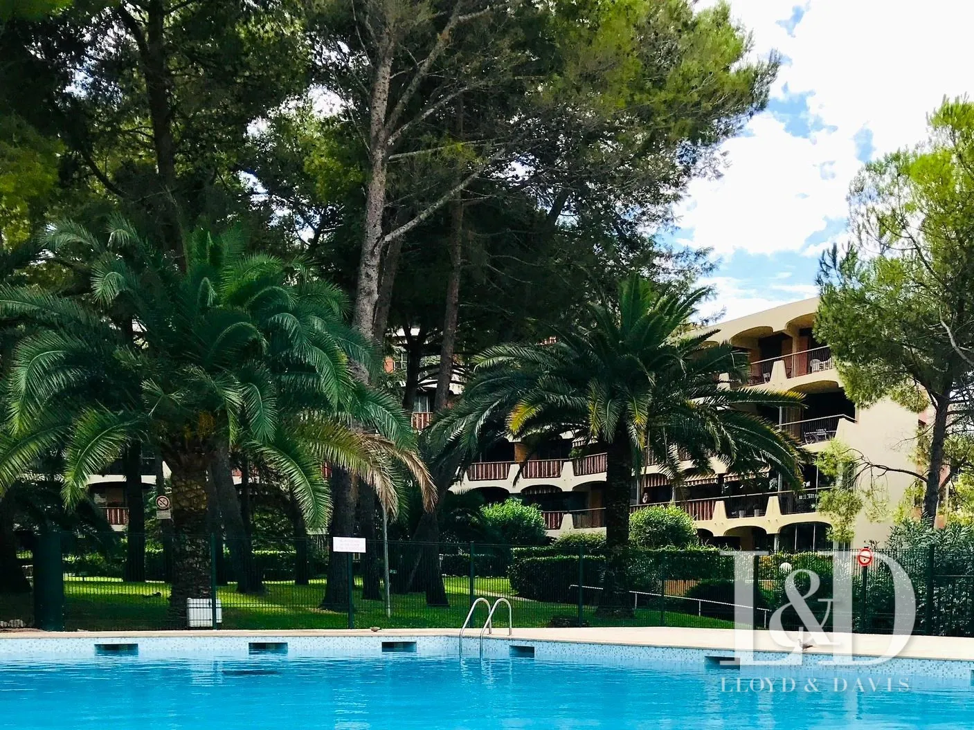 Appartement 2 pièces de 45 m² avec terrasse, cave et parking à Mandelieu-la-Napoule