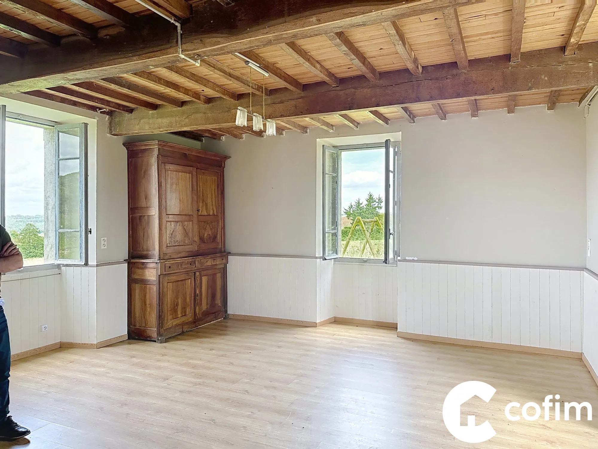 Maison ancienne de 153 m² à rénover avec dépendances et grand terrain à Mazerolles 