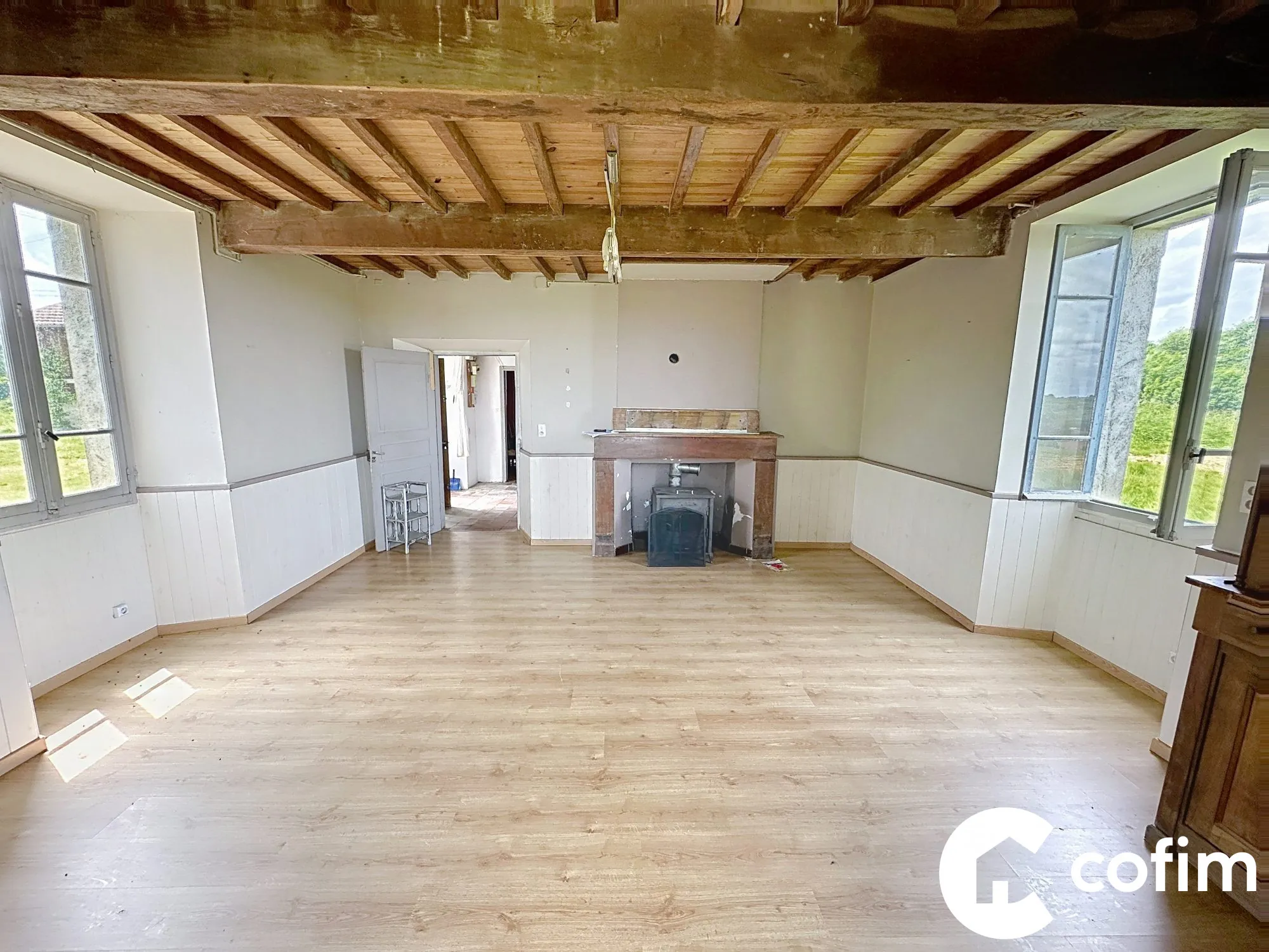 Maison ancienne de 153 m² à rénover avec dépendances et grand terrain à Mazerolles 