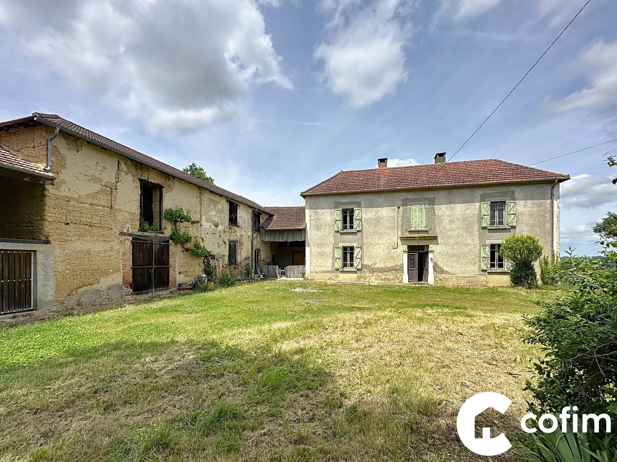 Maison ancienne de 153 m² à rénover avec dépendances et grand terrain à Mazerolles