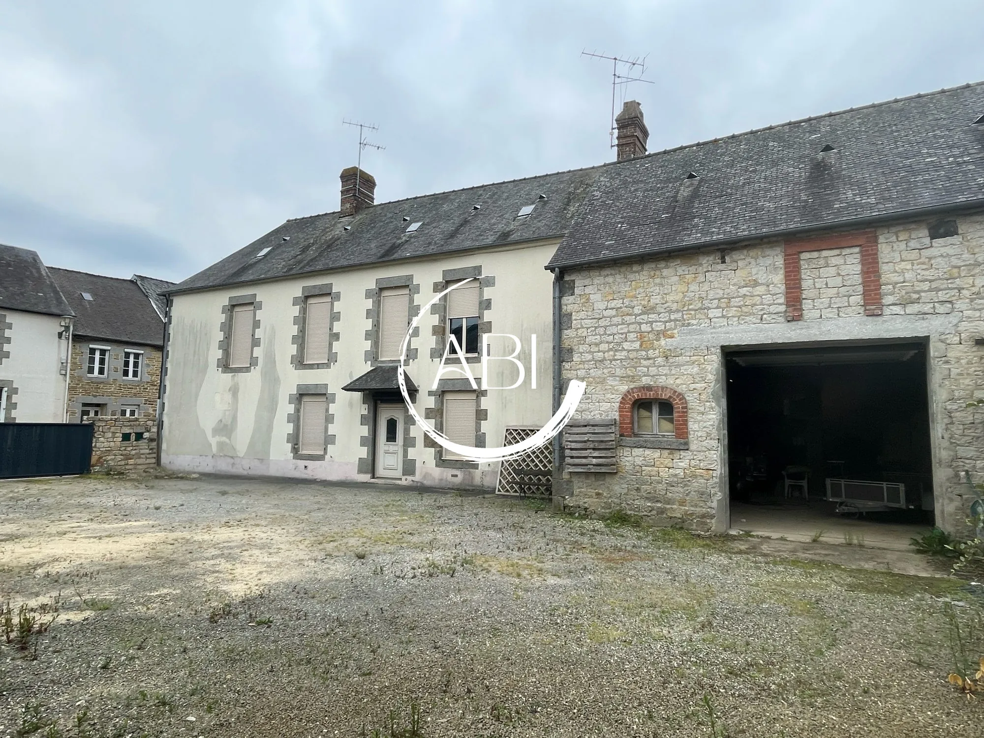 Maison 130 m² avec studio indépendant et grand garage à La Chapelle d'Andaine