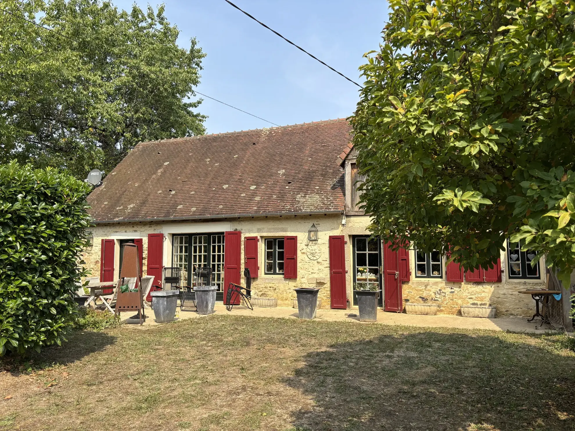 Charmante maison avec 1934 m² de terrain à Saint-Denis-de-Jouhet