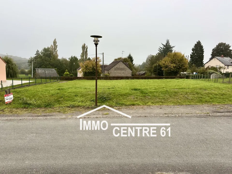 Terrain constructible plat de 761m² à La Ferté Mace proche commerces