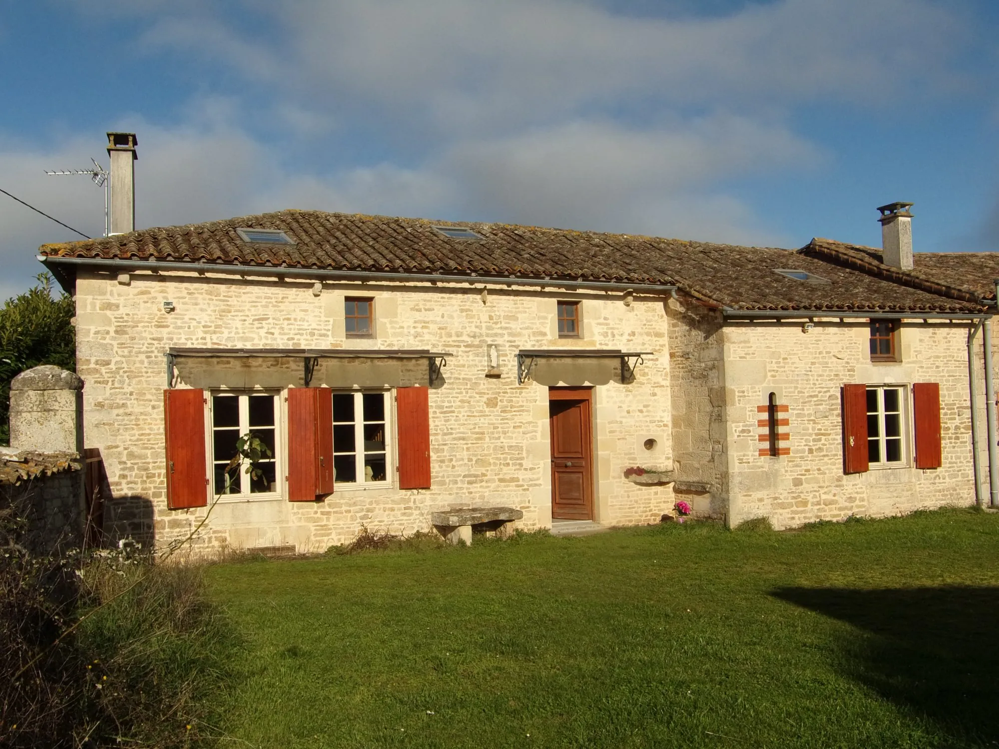 Rare Maison de campagne avec dépendances et terrain en Charente