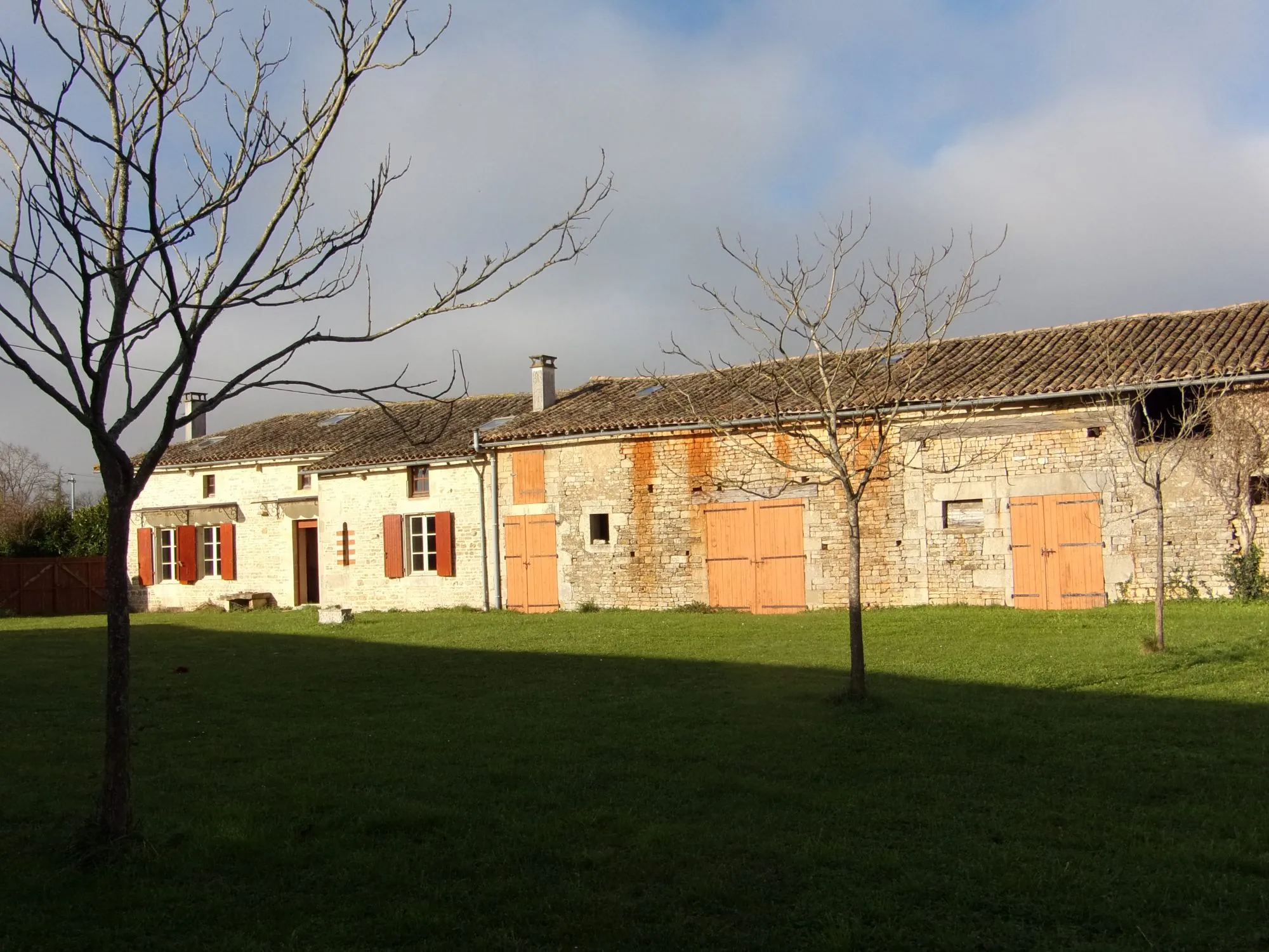 Rare Maison de campagne avec dépendances et terrain en Charente 
