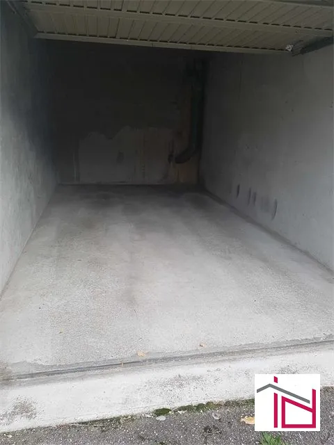 Garage fermé sécurisé à Saint-Louis - Location immédiate