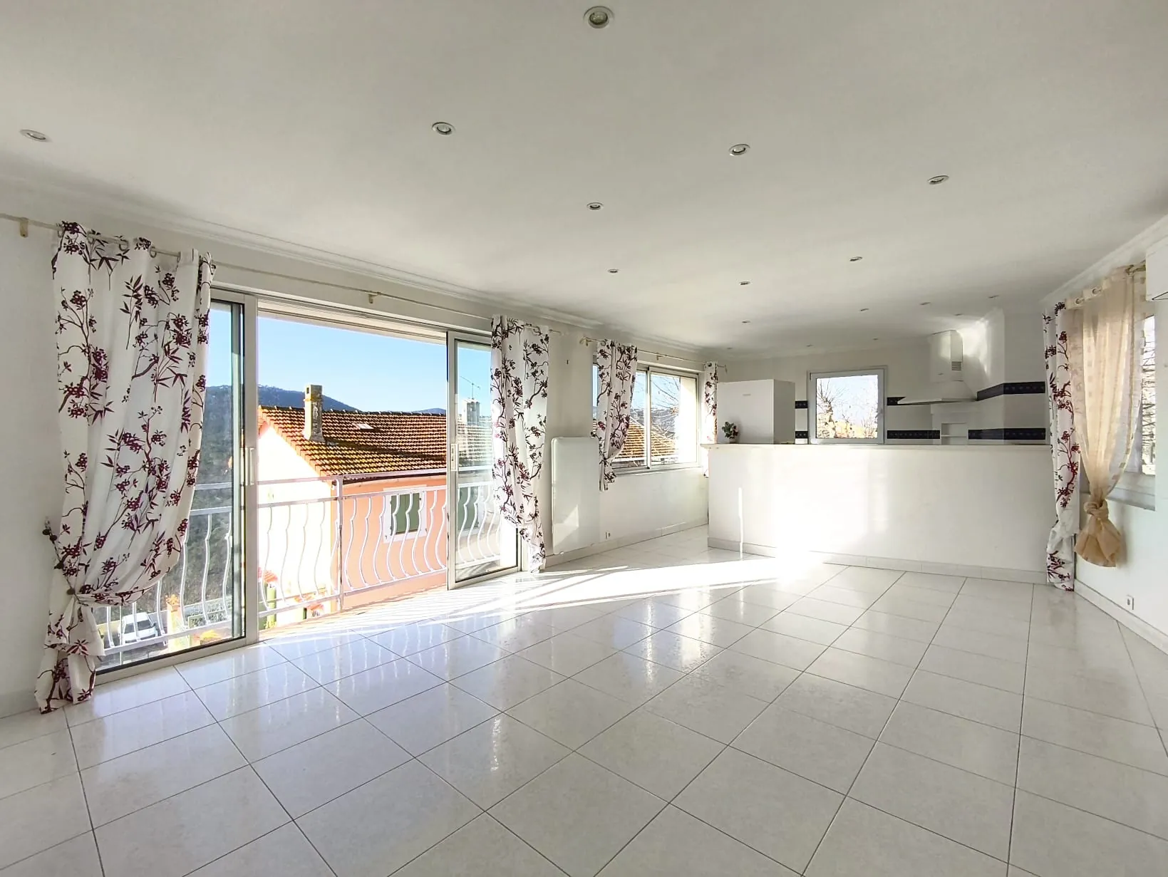 Bel appartement traversant de 112 m² avec vue panoramique à Bagnols-en-Forêt