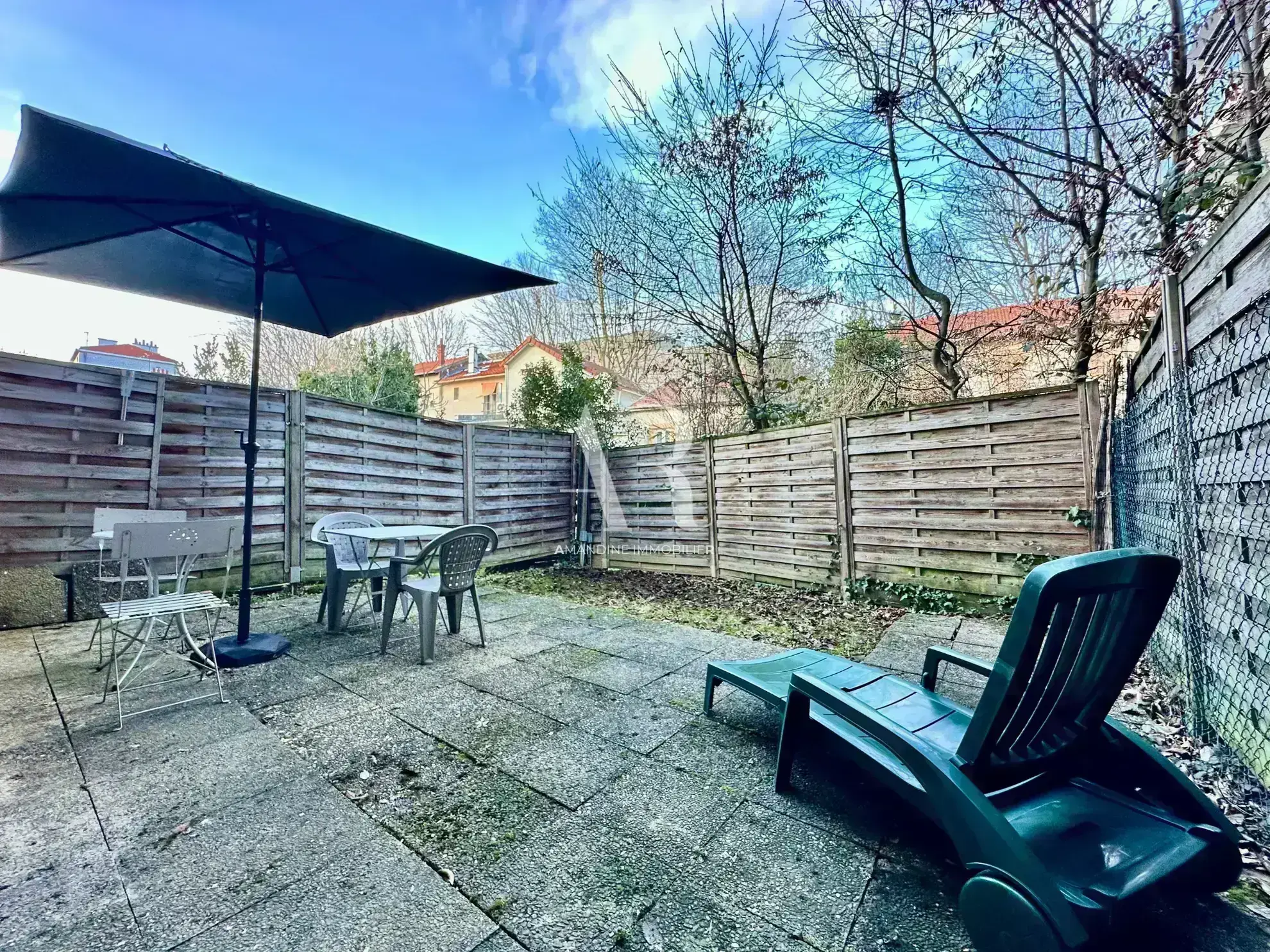 Studio en rez-de-jardin avec jardin clos et parking à Noisy-le-Sec