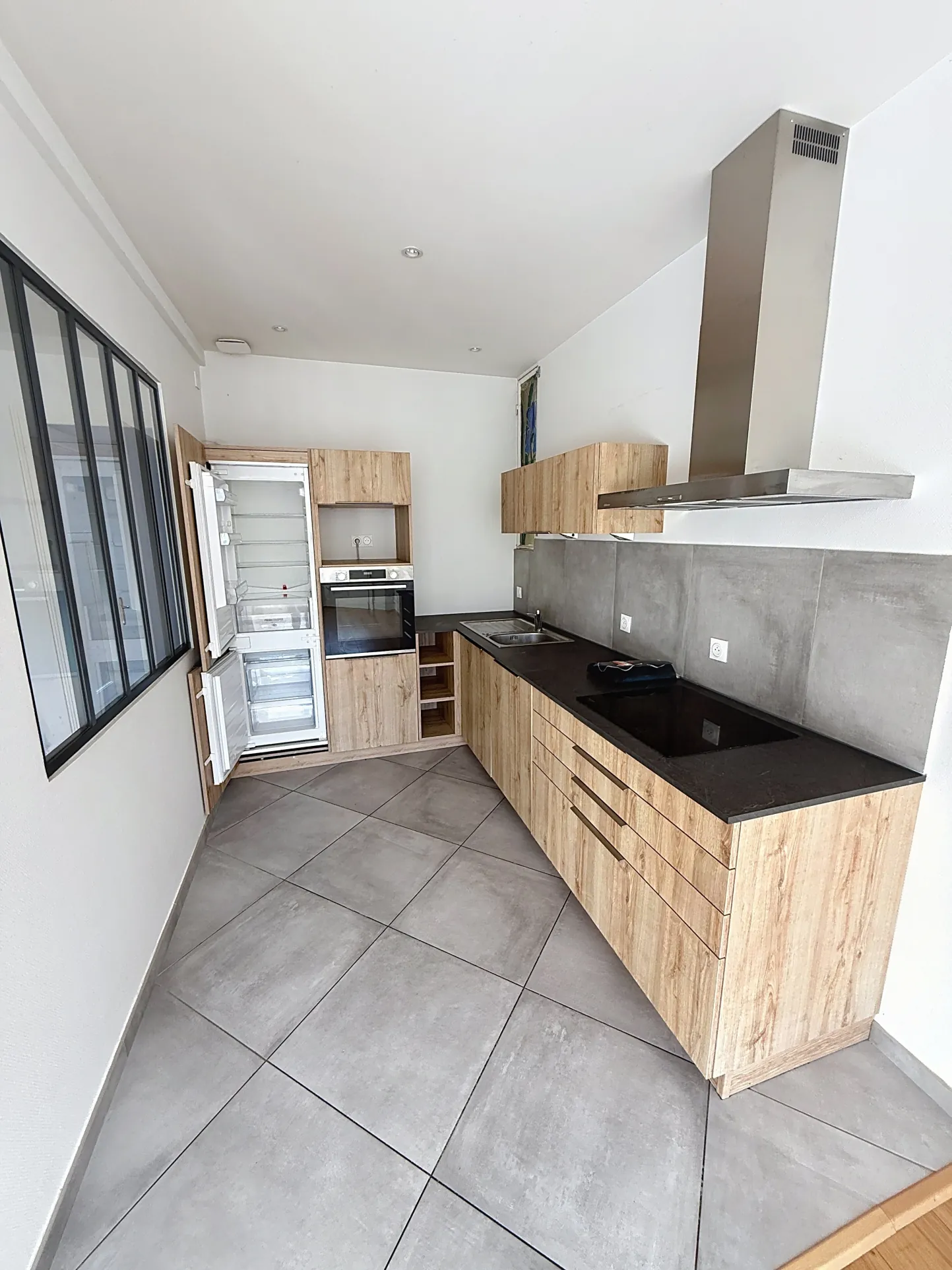 Appartement lumineux de 80 m² à Saint-Étienne Carnot avec parking sécurisé