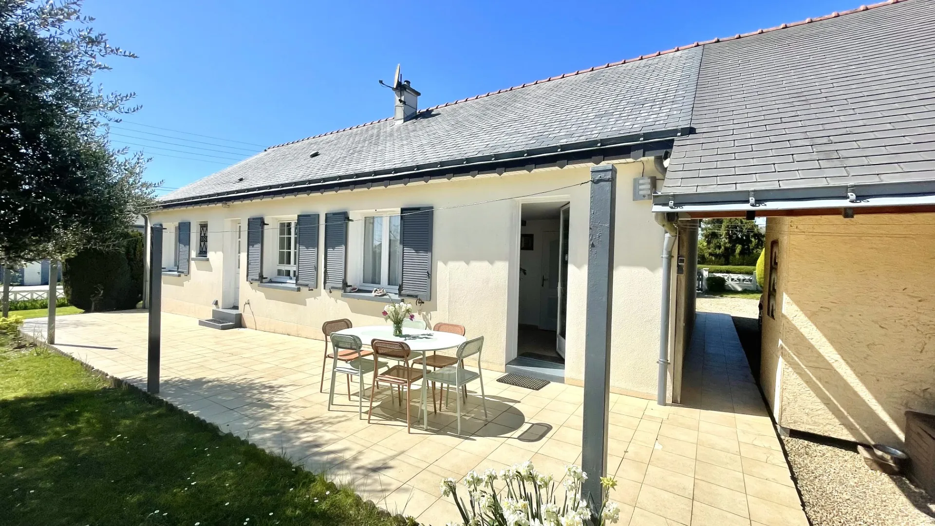 A vendre maison de plain-pied à Saint Clément de la Place, 3 chambres, grand terrain, garage, proches commodités