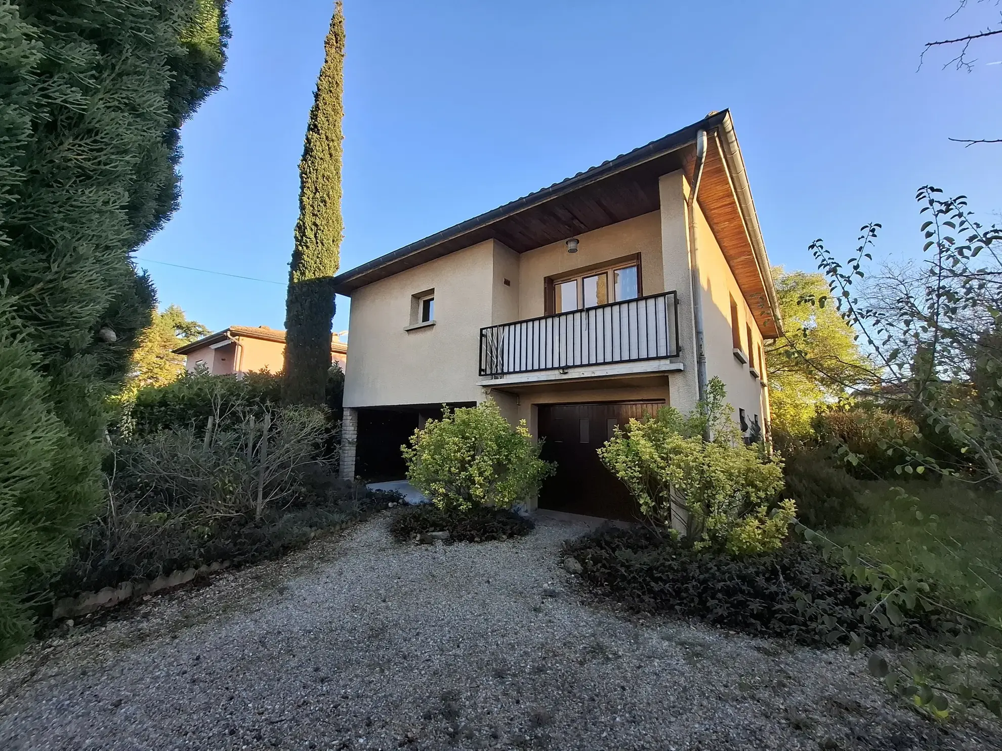 Maison à vendre de 85 m² à Saint Maurice l’Exil avec jardin arboré