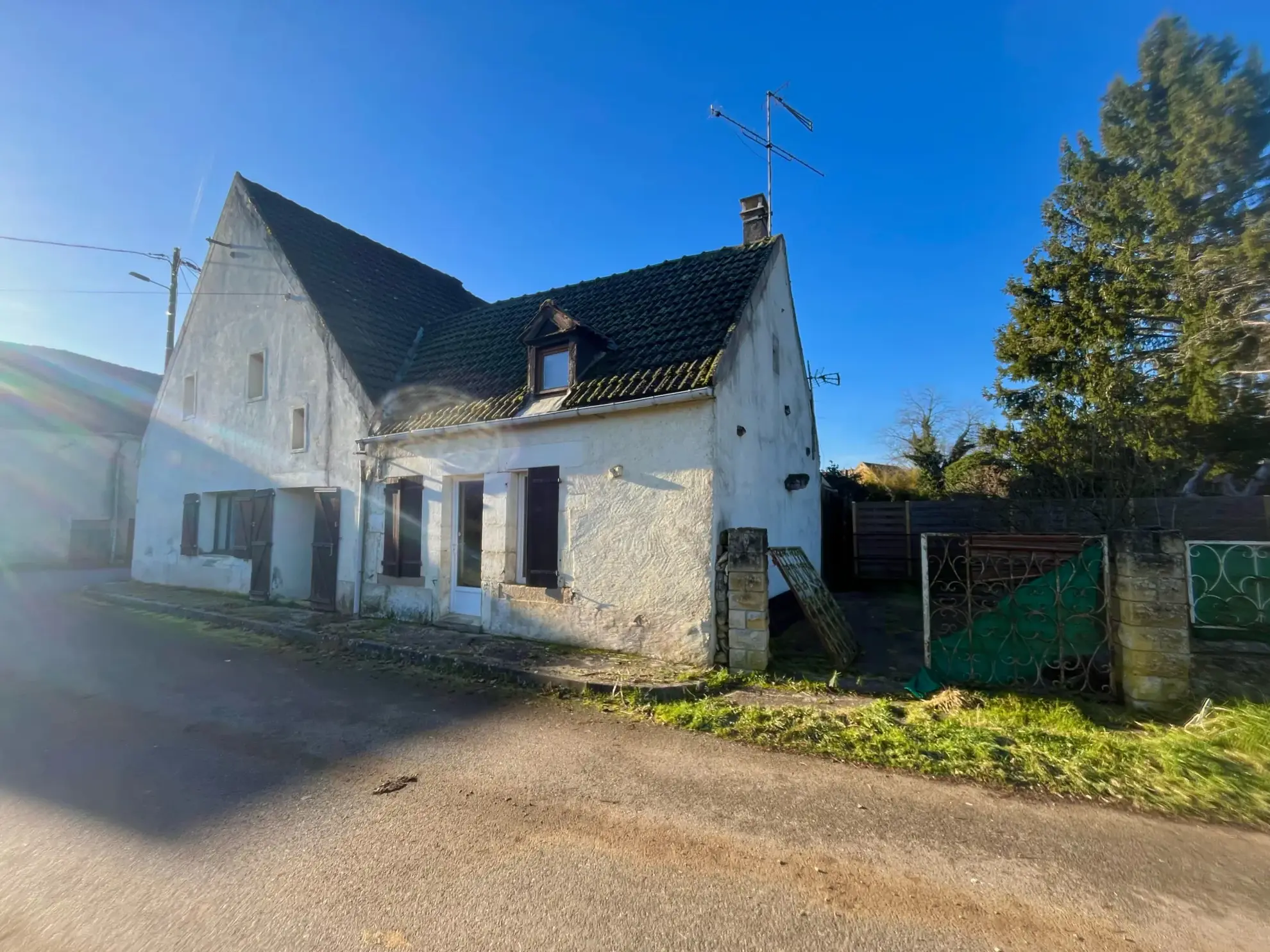 Maison de 3 chambres avec dépendances et vue dégagée à Champlemy