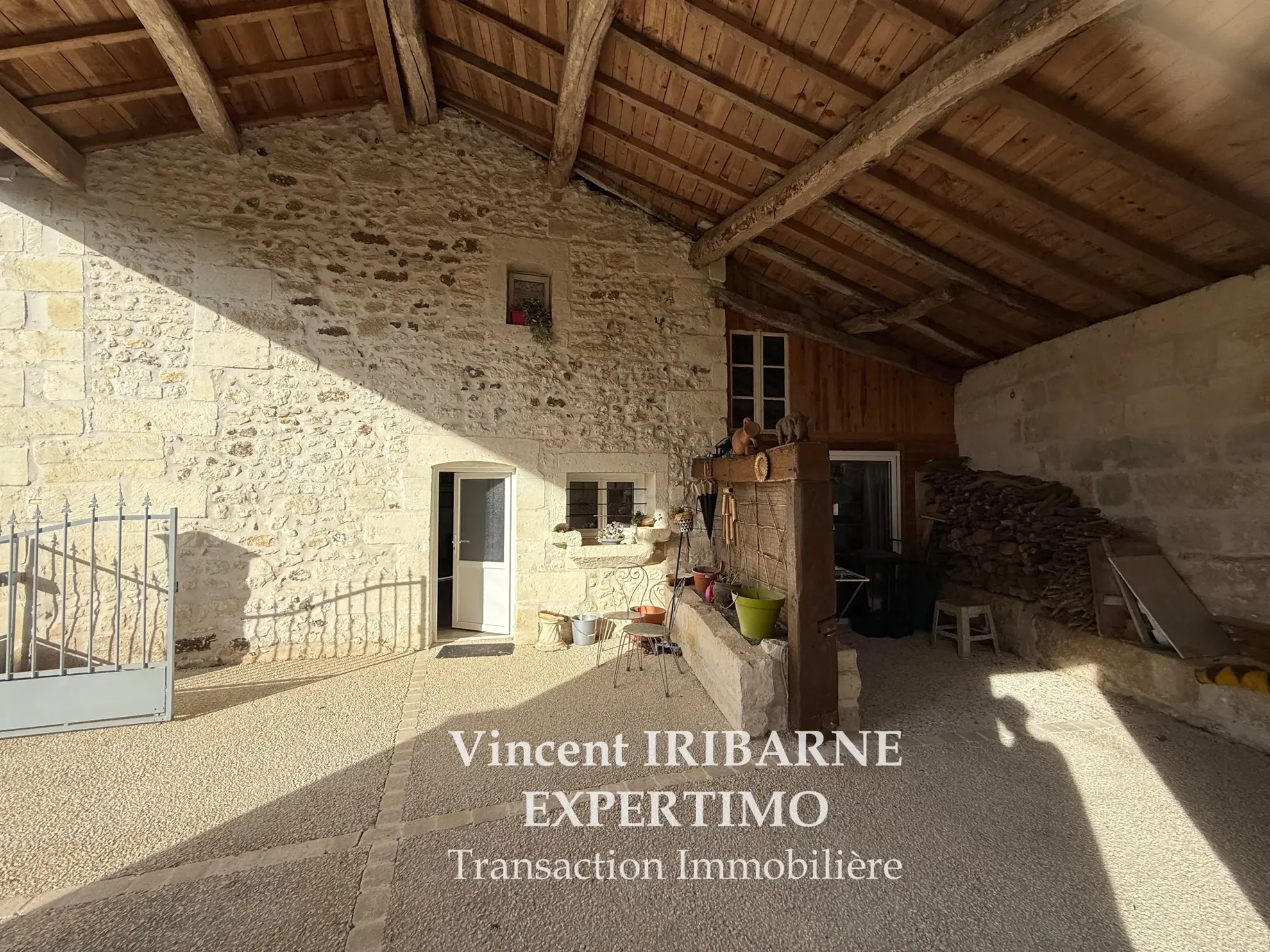 Maison atypique avec 4 chambres, patio et carport à Chaniers