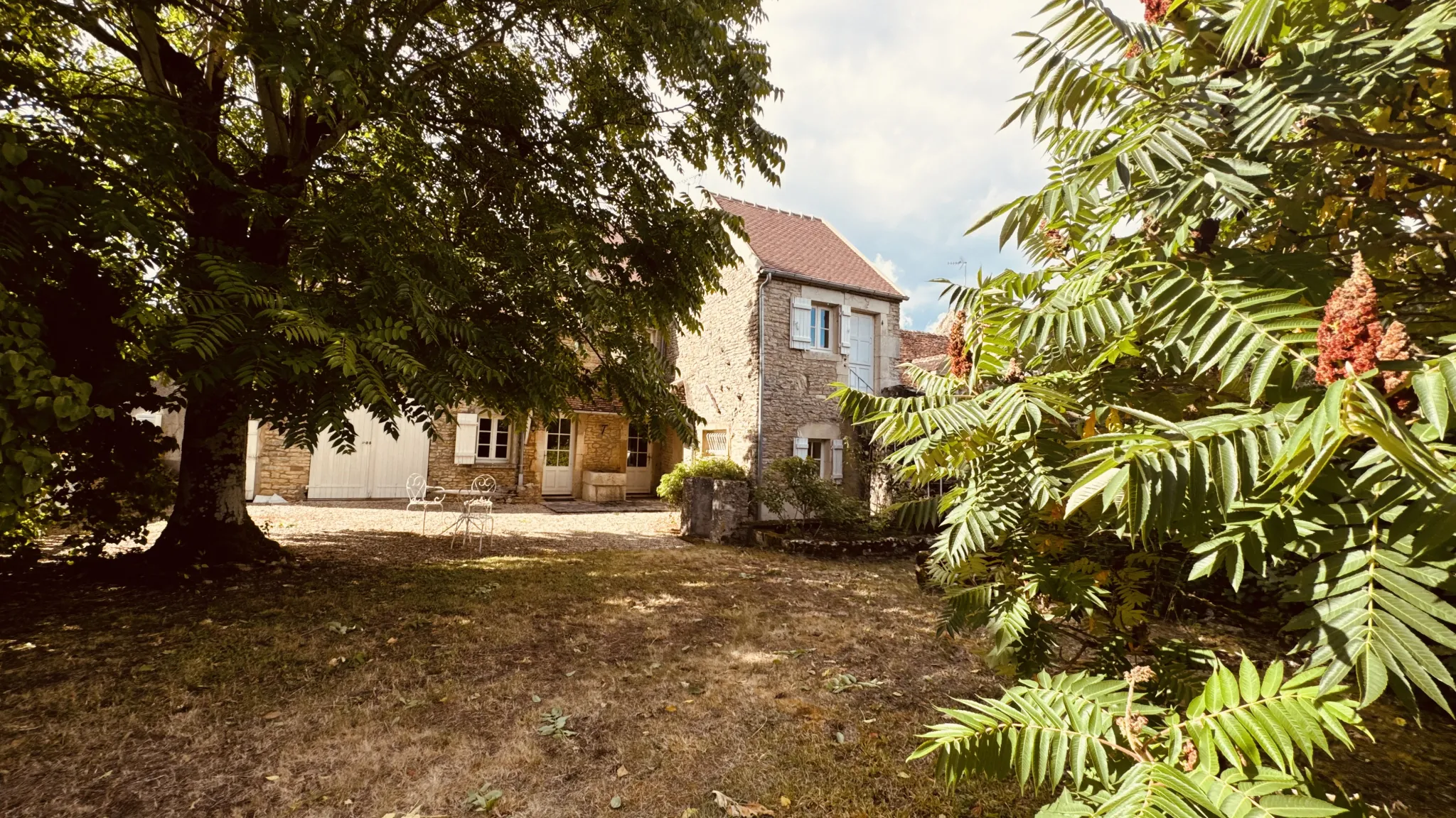 Charmante maison en pierres apparentes à vendre à Asquins avec jardin et potentiel 