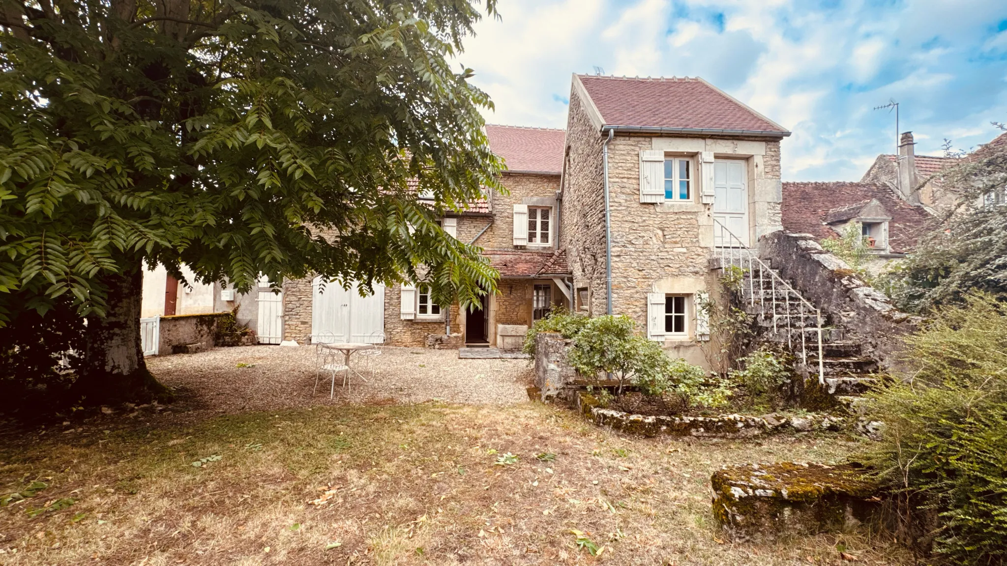 Charmante maison en pierres apparentes à vendre à Asquins avec jardin et potentiel