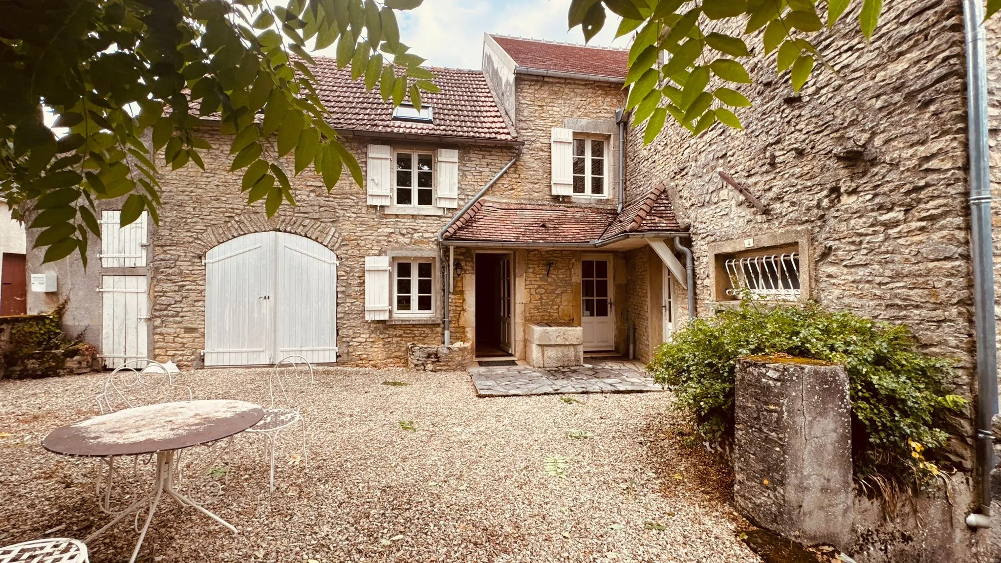 Charmante maison en pierres apparentes à vendre à Asquins avec jardin et potentiel 
