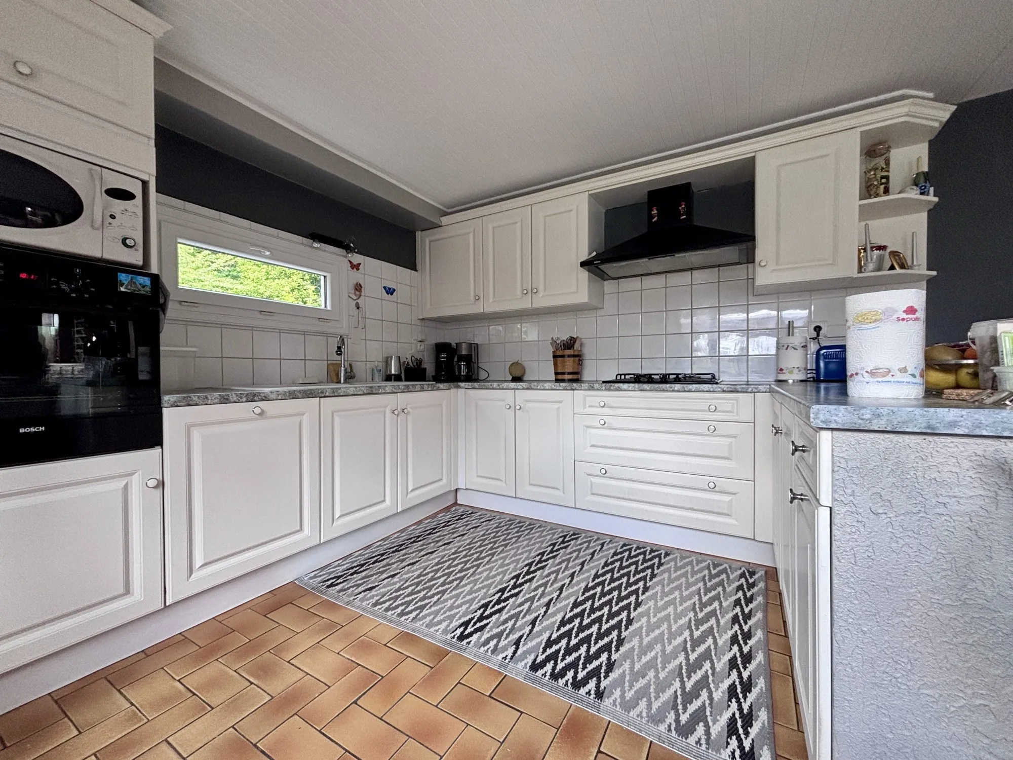 Maison de plain-pied avec 3 chambres, dépendances et grand terrain dans le Périgord Vert 
