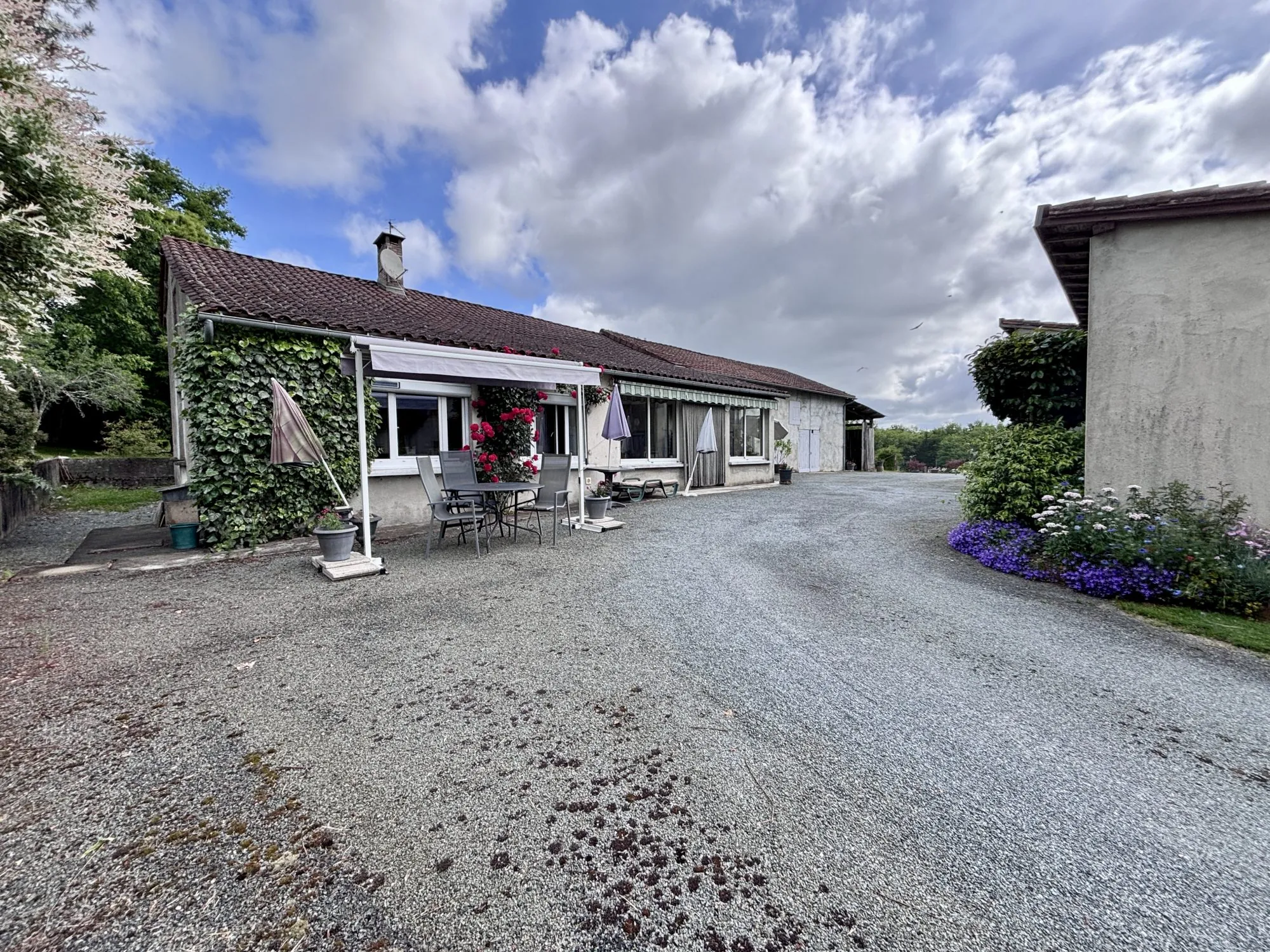 Maison de plain-pied avec 3 chambres, dépendances et grand terrain dans le Périgord Vert