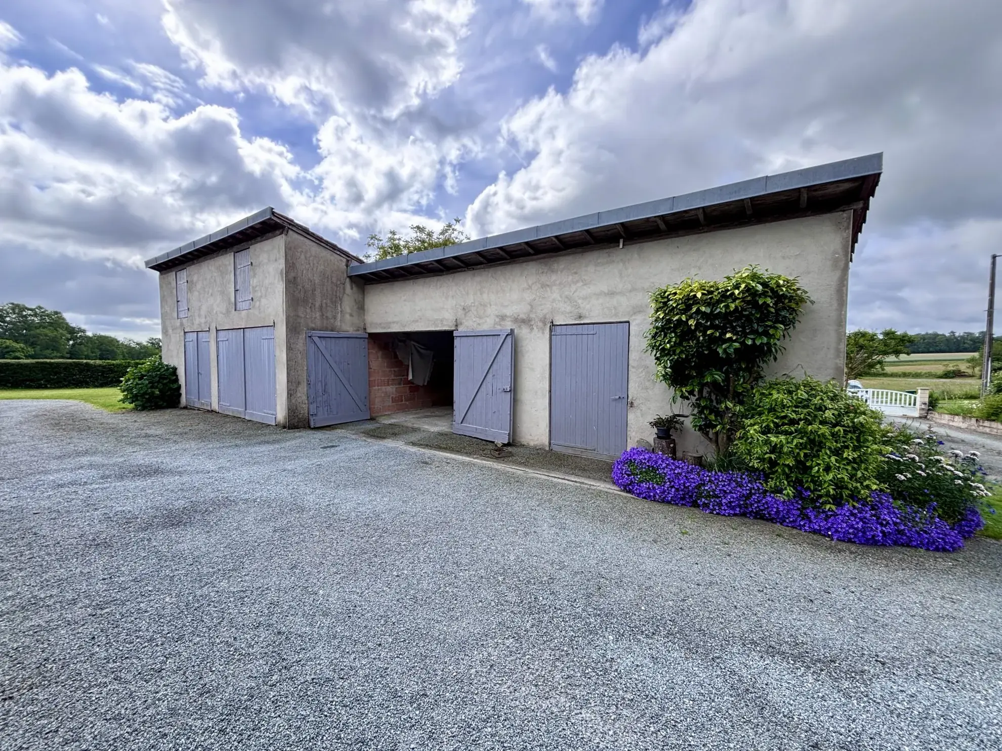 Maison de plain-pied avec 3 chambres, dépendances et grand terrain dans le Périgord Vert 