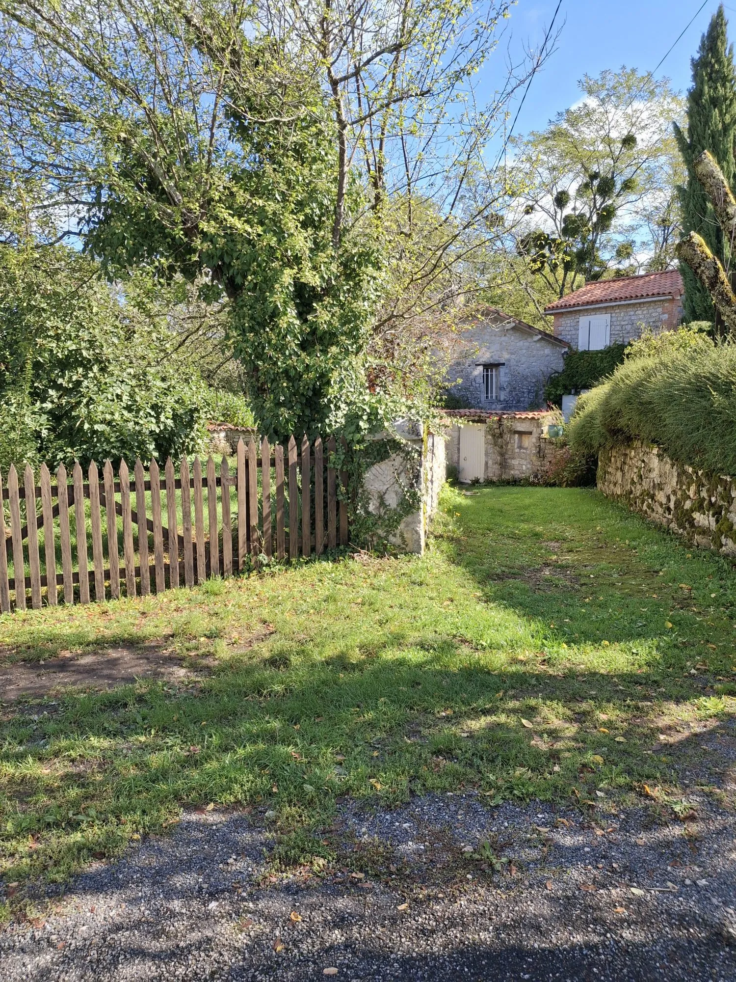 Charmante maison de village en pierre avec vue dégagée et dépendance à Chasseneuil 