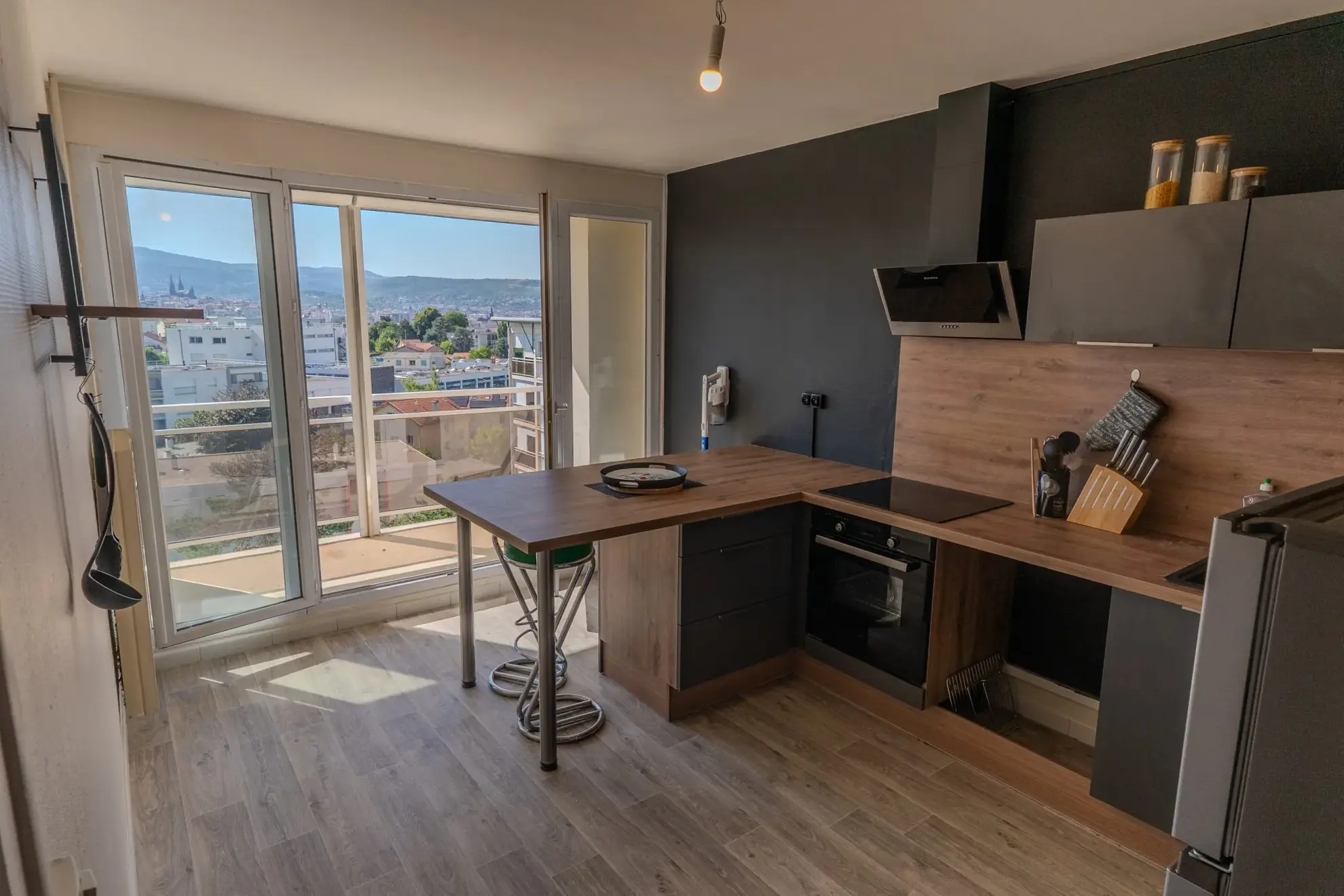 Appartement T3 de 74,77 m² avec vue dégagée, parking privé et cave à Clermont-Ferrand 