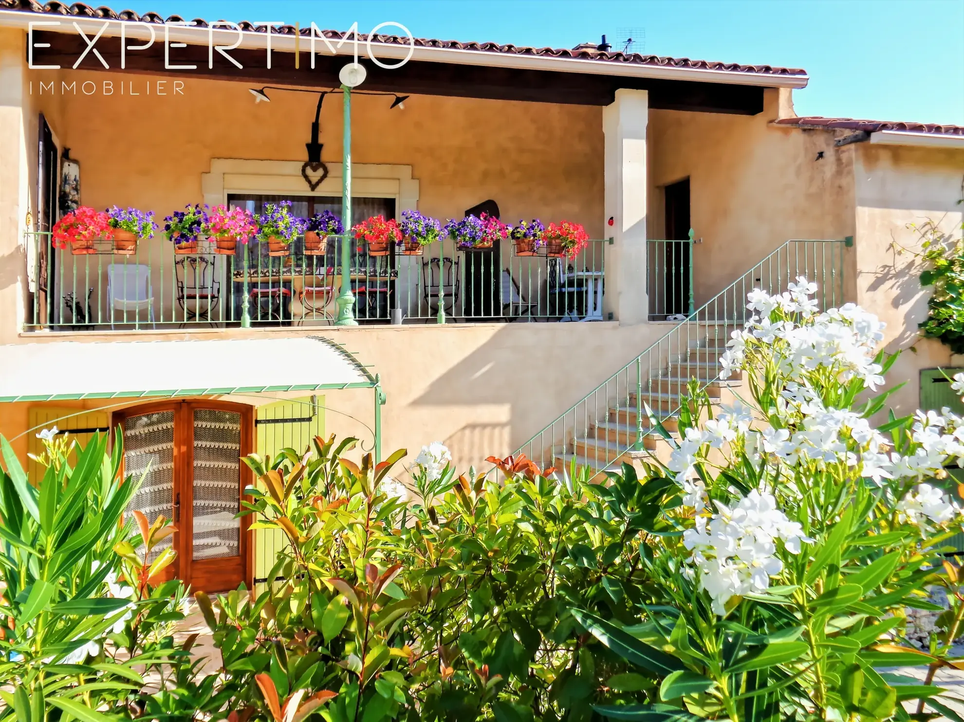 Appartement 45m² avec terrasse et vue sur Bonnieux dans une copropriété avec piscine