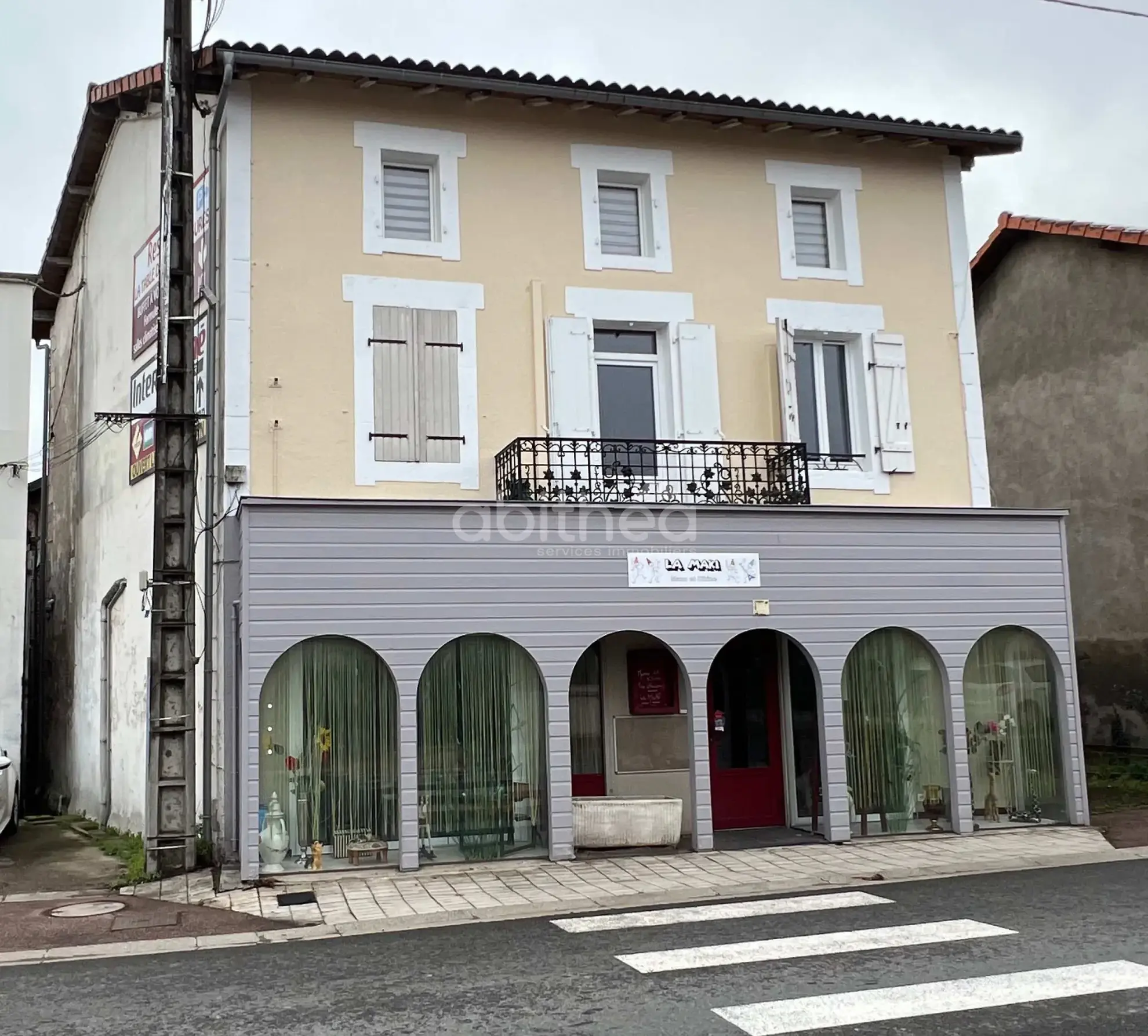 Ensemble immobilier polyvalent de 280 m² à Terres de haute charente pour projet professionnel ou résidence d'exception