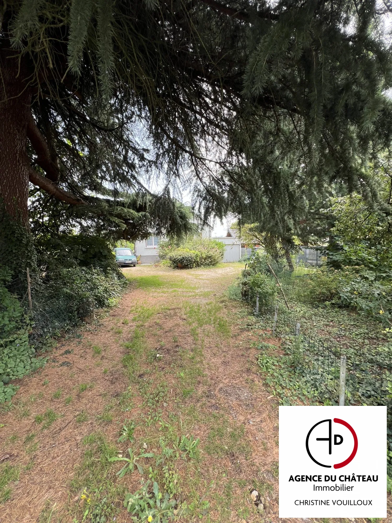 Maison avec sous-sol, terrain spacieux et piscine à Sully-sur-Loire