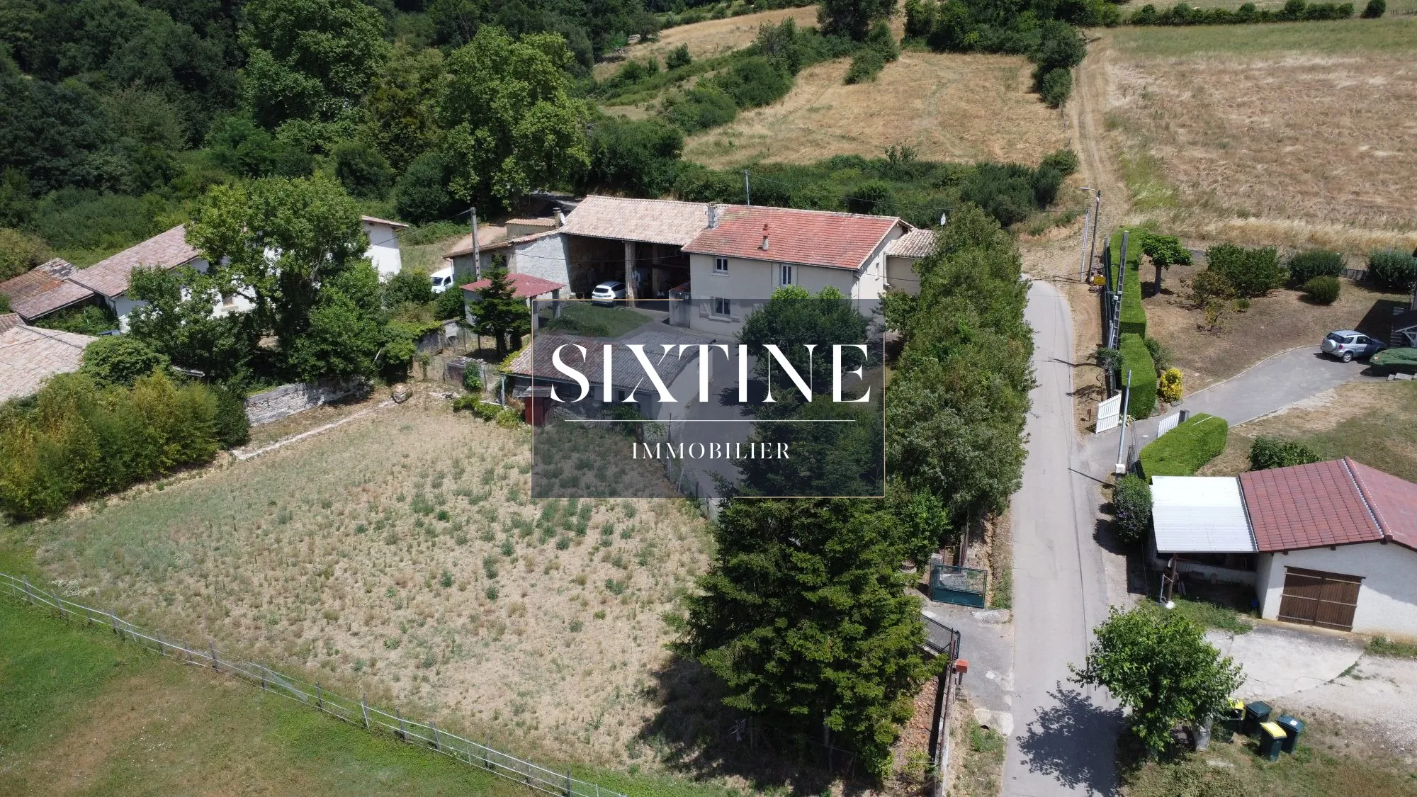 Charmante ferme de 1880 à rénover avec terrain à Assieu, idéal pour projet personnalisé