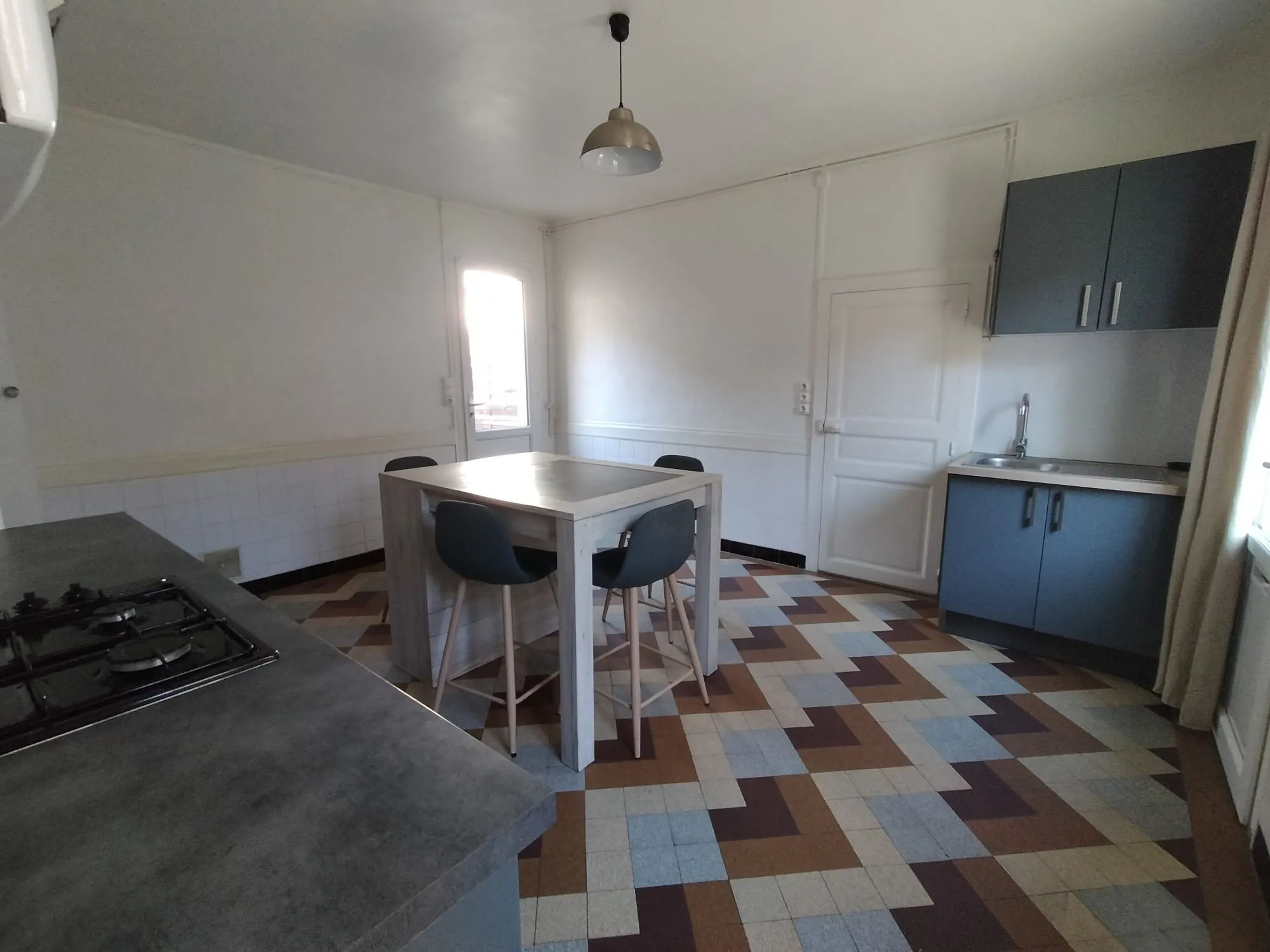 Maison de plain-pied à Montval-sur-Loir avec terrain et amenities proches