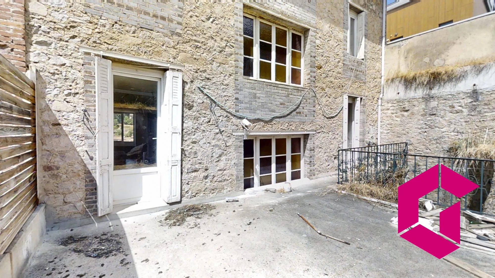 Immeuble de rapport avec terrasses et garage à Dunières