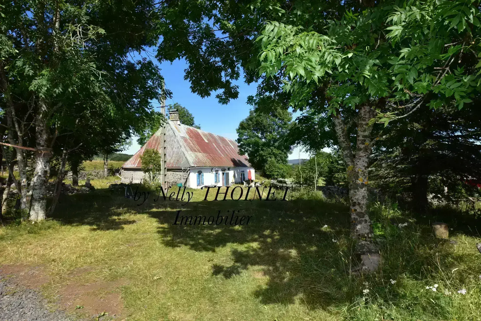 Maison ancienne isolée avec potentiel d’agrandissement dans les Volcans d'Auvergne 