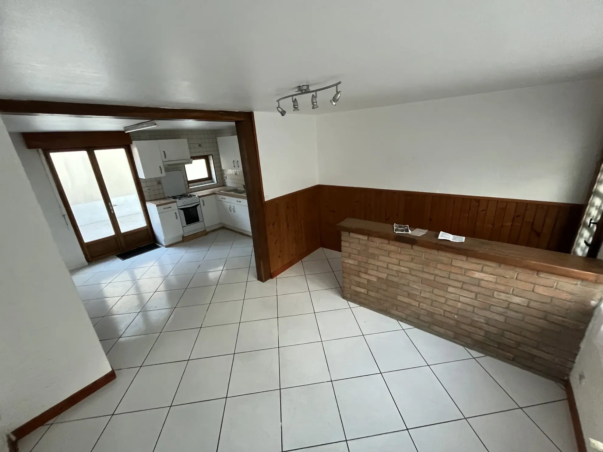 Maison de village à Pitgam avec terrasse, grand garage et potentiel d'extension