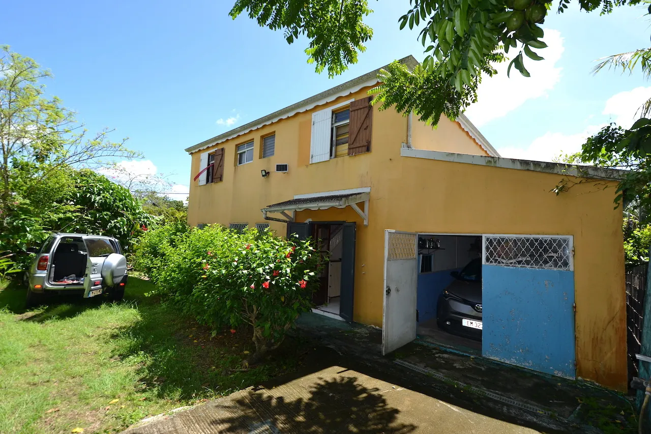 Villa T6 avec garage à Les Abymes - Emplacement privilégié