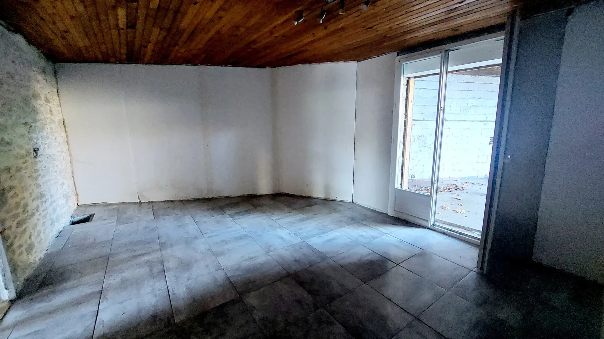 Maison de bourg à rénover de 100 m² avec garage et jardinet proche La Réole 