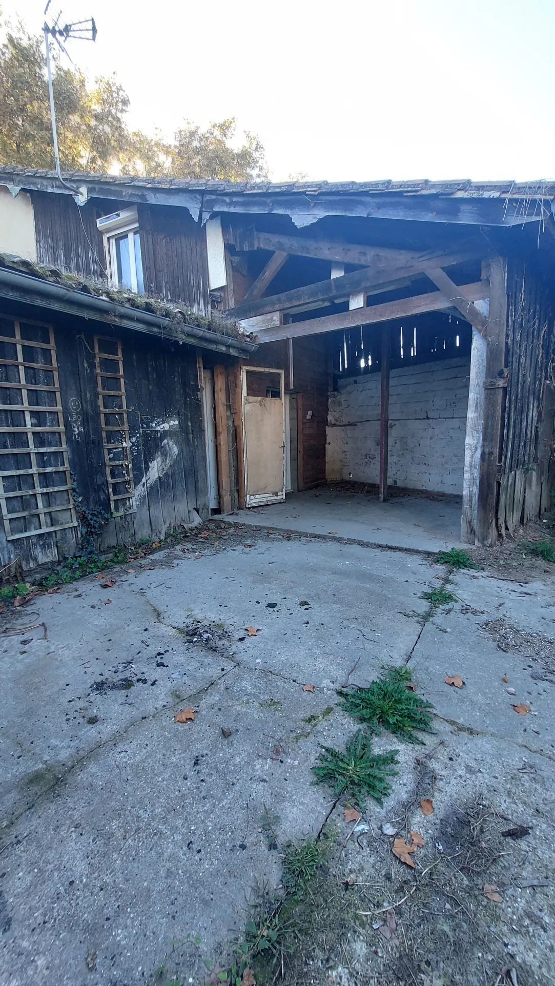 Maison de bourg à rénover de 100 m² avec garage et jardinet proche La Réole 
