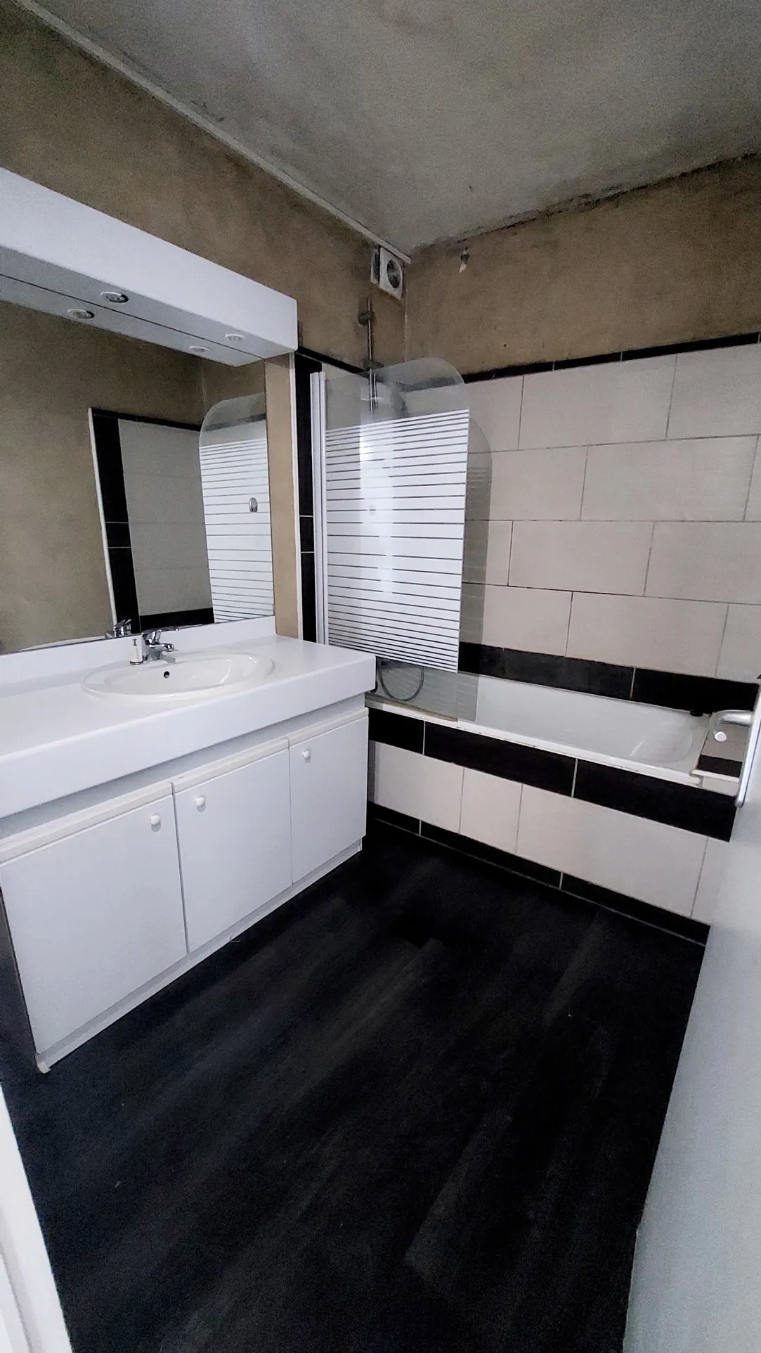 Maison de bourg à rénover de 100 m² avec garage et jardinet proche La Réole 