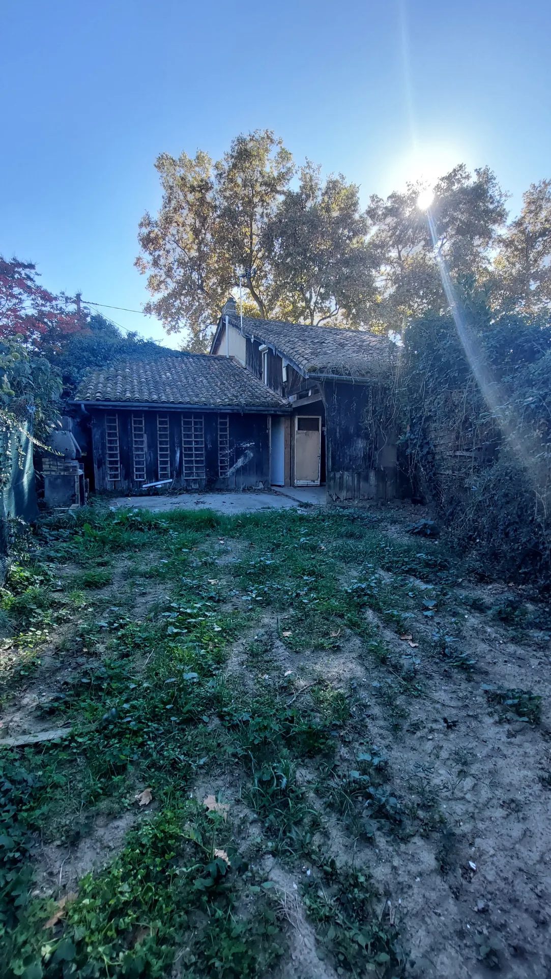 Maison de bourg à rénover de 100 m² avec garage et jardinet proche La Réole 