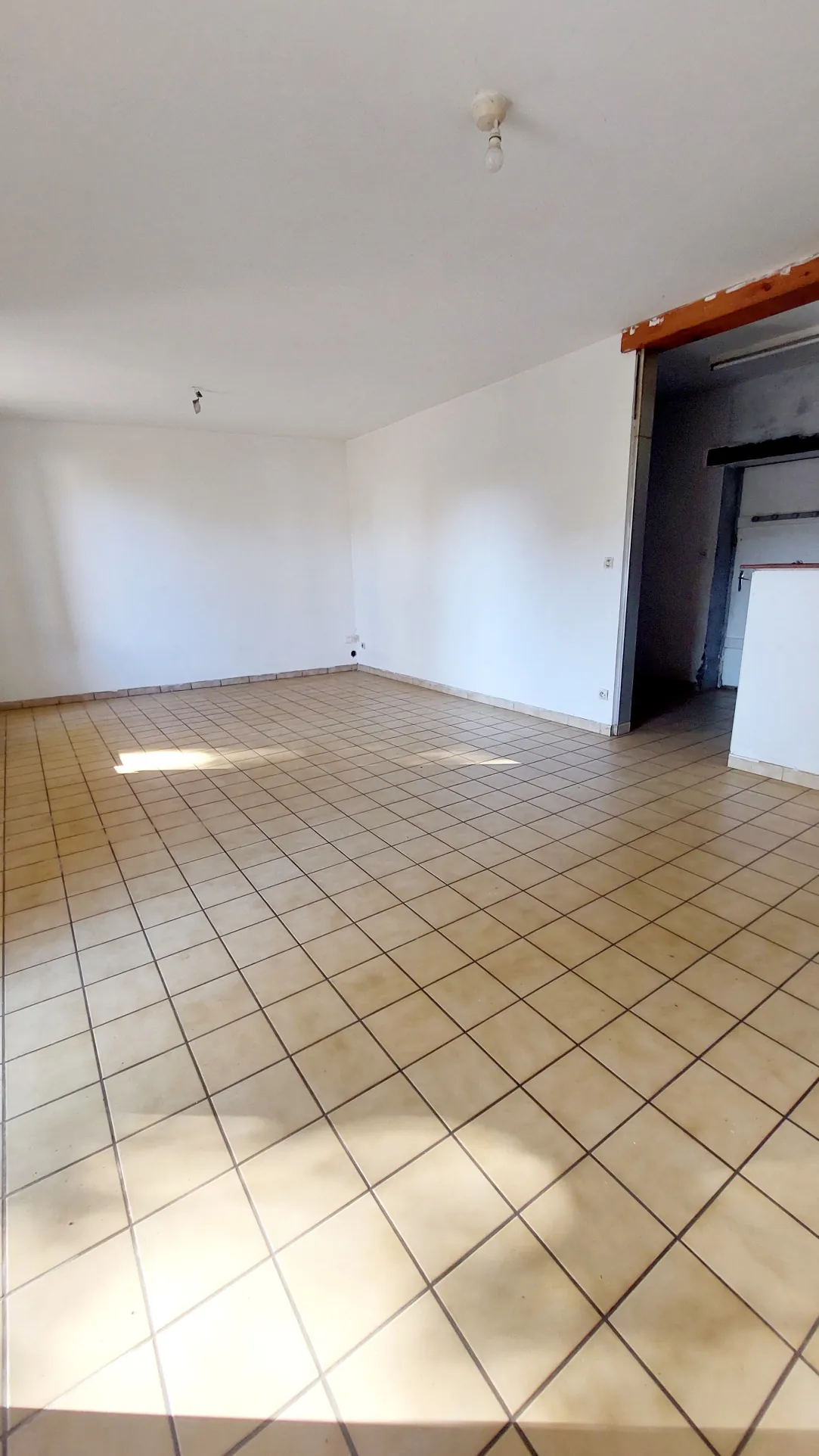 Maison de bourg à rénover de 100 m² avec garage et jardinet proche La Réole 